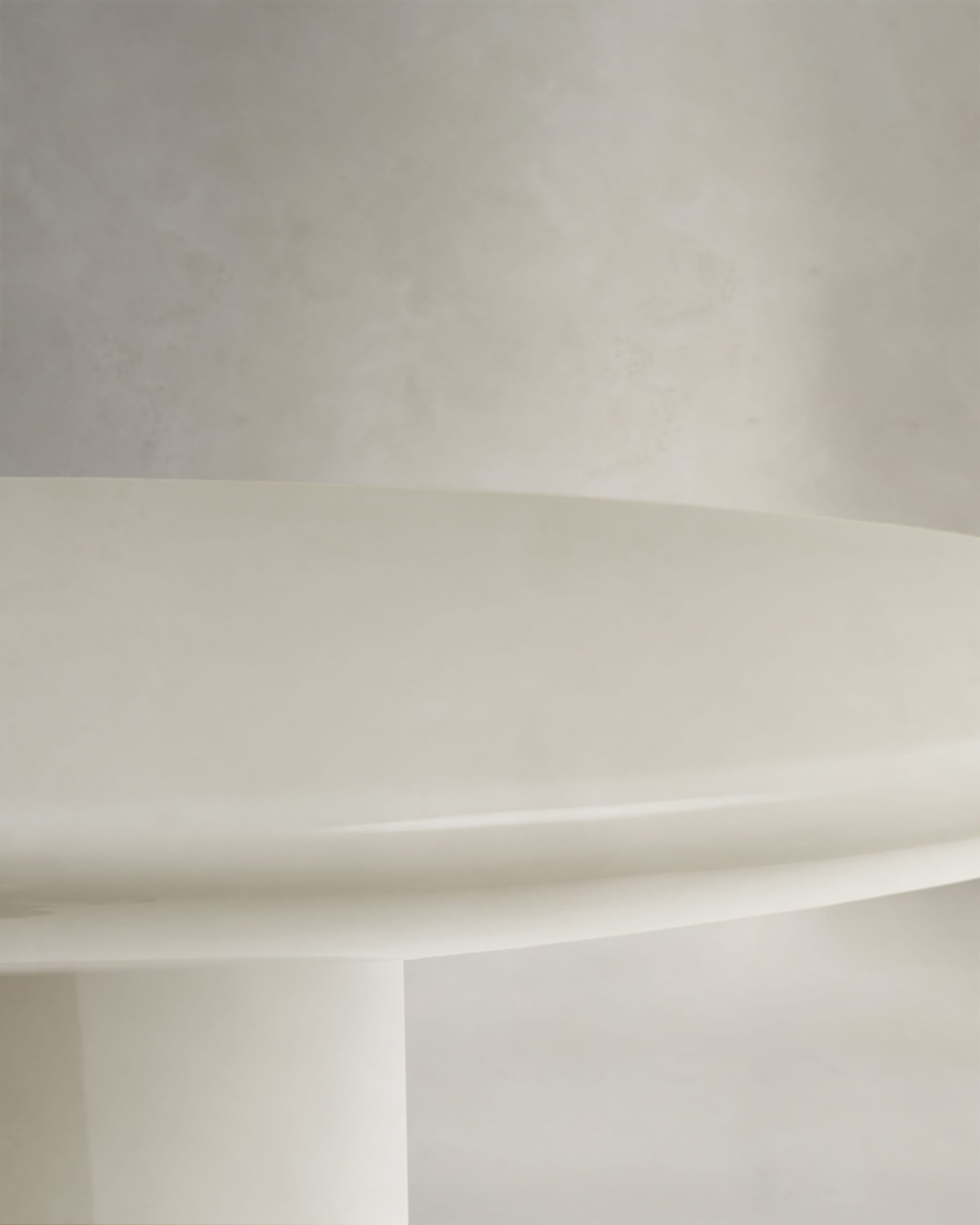 Moderner Couchtisch Albanella aus Zement mit glänzend weißem Finish, Ø 110 cm, stilvoll und hochwertig von Kave Home.