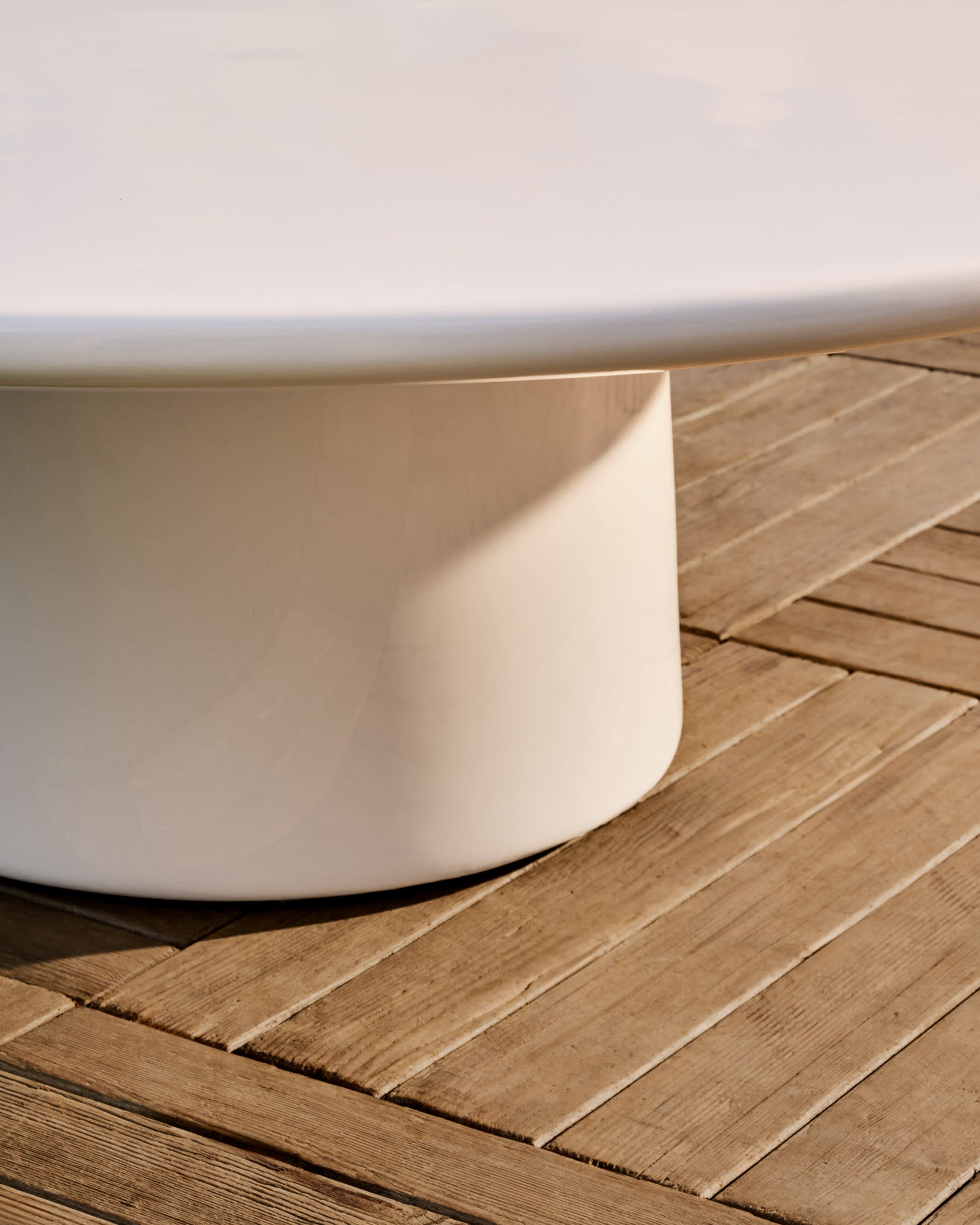 Moderner Couchtisch Albanella aus Zement mit glänzend weißem Finish, Ø 110 cm, stilvoll und robust von Kave Home.