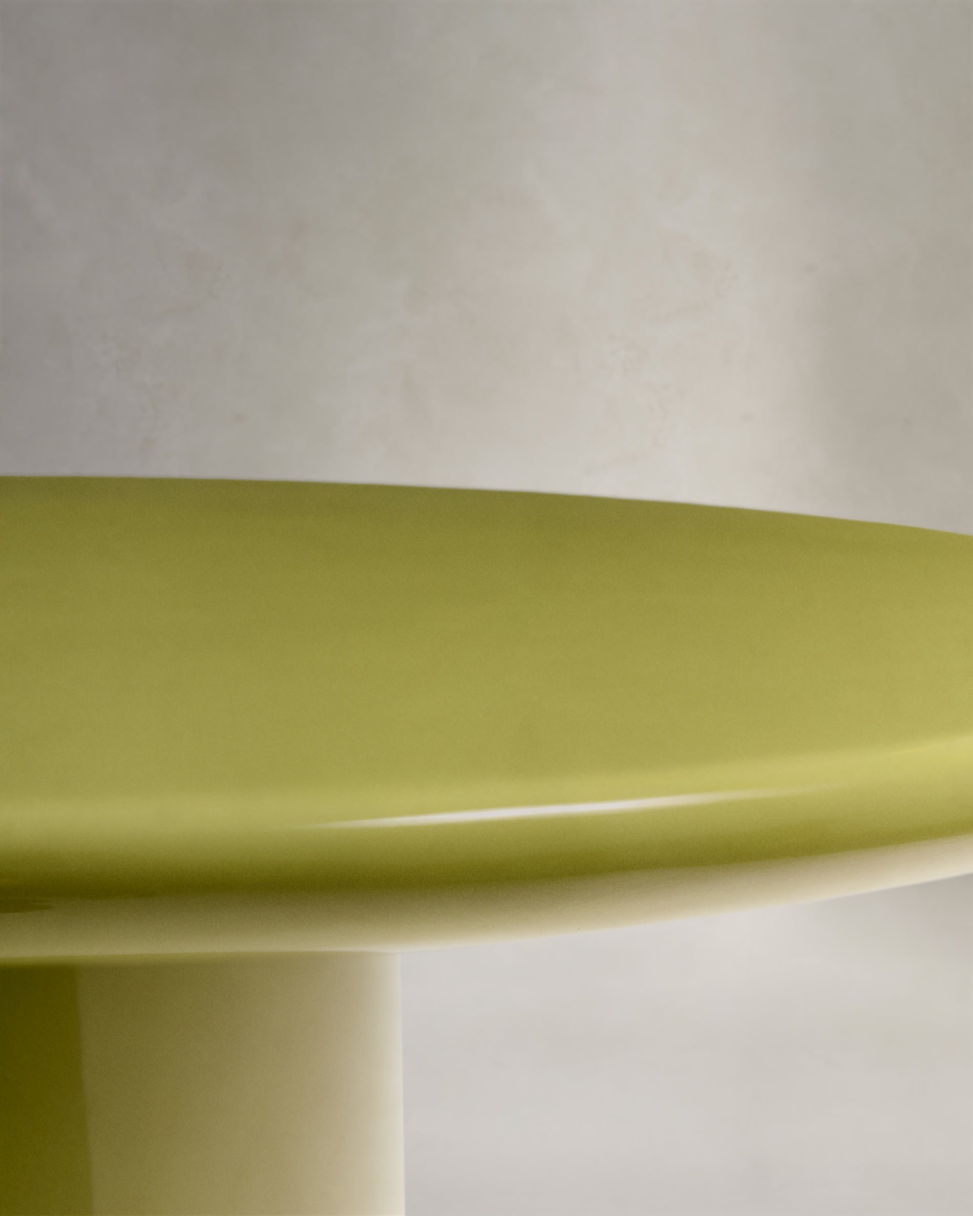 Eleganter Couchtisch aus Zement mit grünem Glanz-Finish, Ø 110 cm, perfekt für moderne Wohnräume, robust und stilvoll.