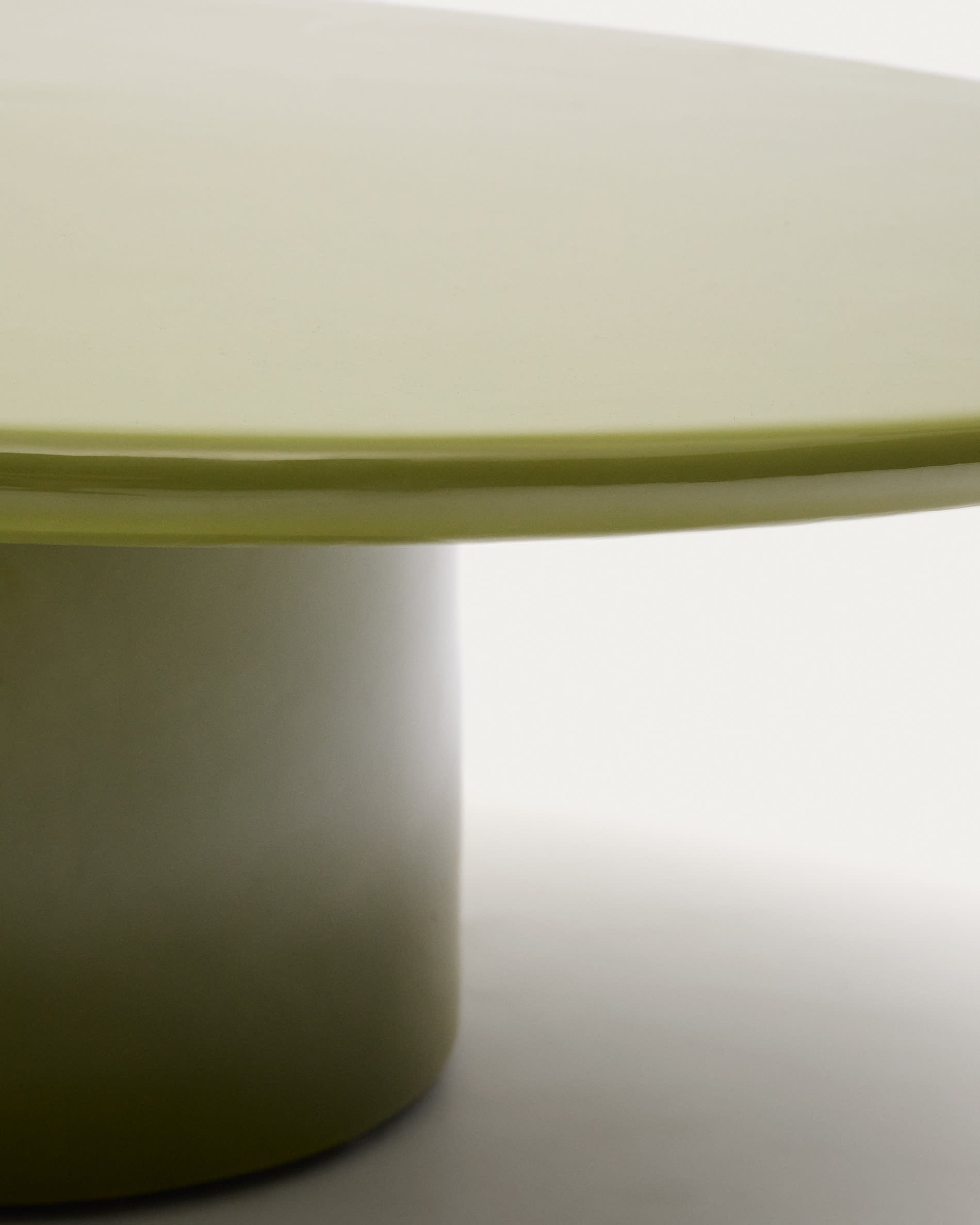 Moderner Couchtisch aus Zement mit glänzend grünem Finish, Ø 110 cm, ideal für stilvolle und zeitgemäße Wohnräume.