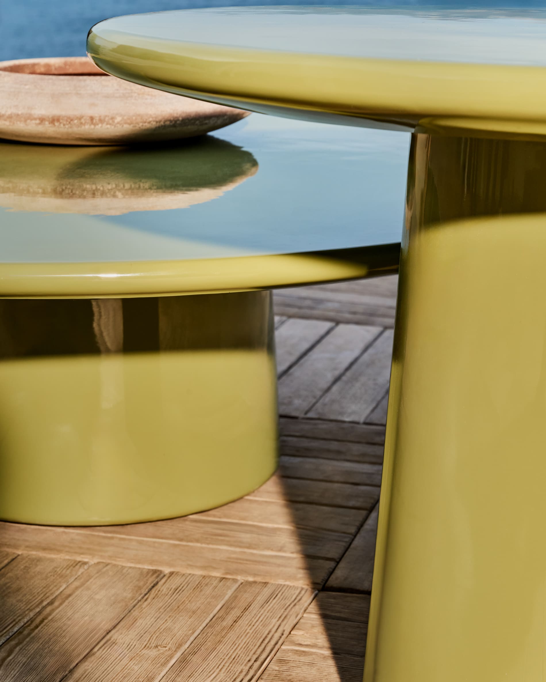 Moderner Couchtisch aus Zement mit grünem Hochglanz-Finish, Ø 110 cm, stilvoll und robust, ideal für zeitgemäße Wohnräume.