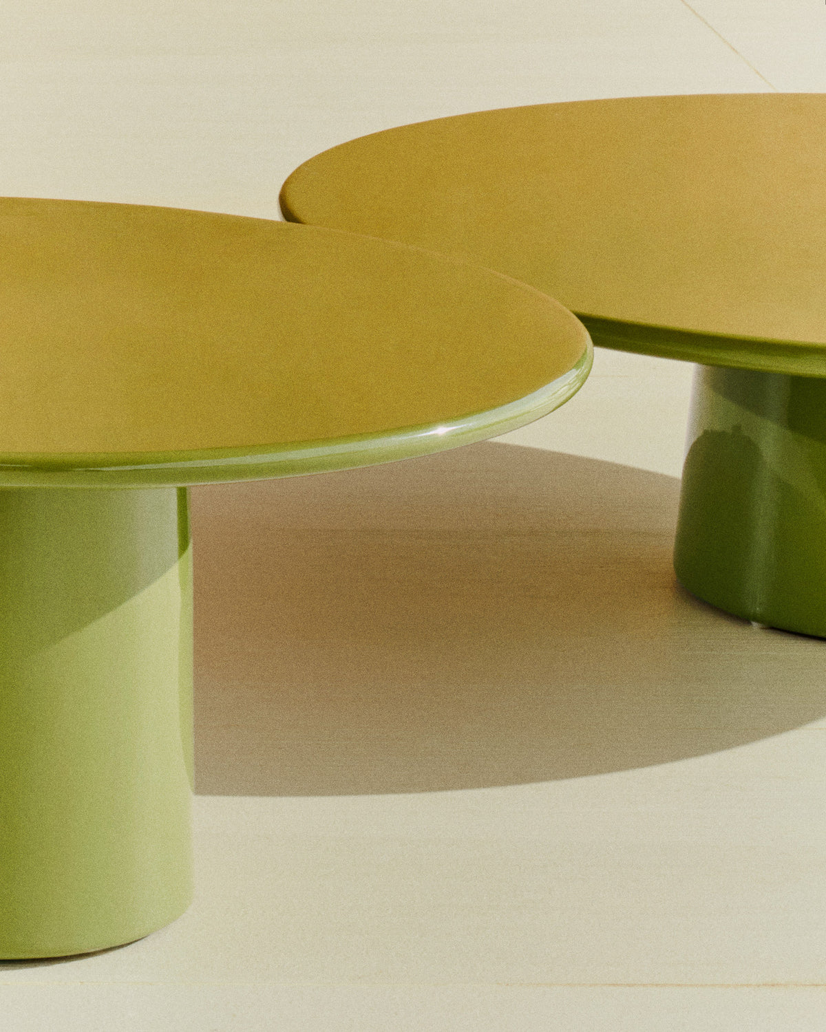 Couchtisch Albanella aus Zement mit glänzend grünem Finish Ø 110 cm in Grün präsentiert im Onlineshop von KAQTU Design AG. Loungetisch ist von Kave Home