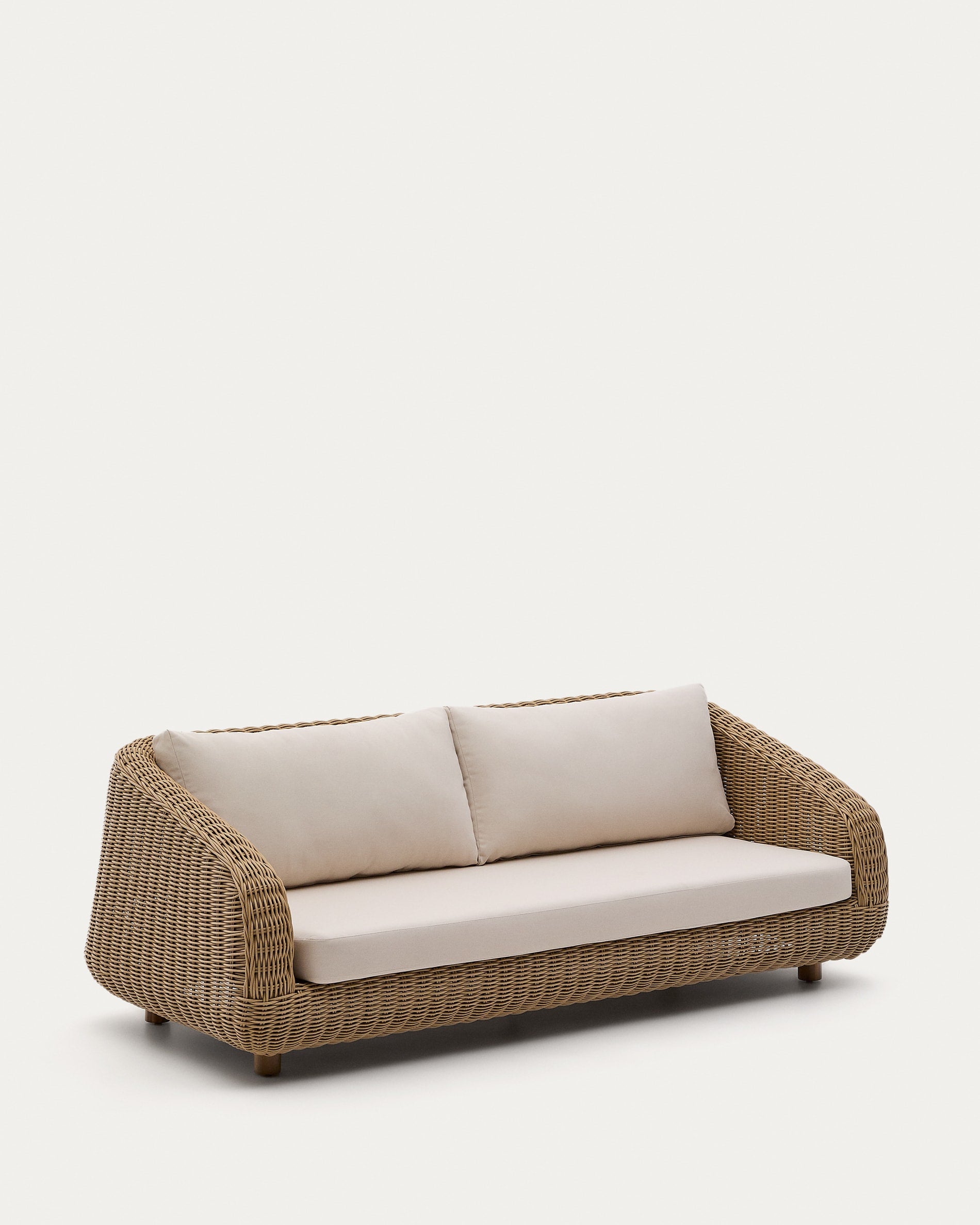 Elegantes 3-Sitzer-Sofa aus synthetischem Rattan, ideal für drinnen und draußen, mit komfortablen, wasserabweisenden Kissen.