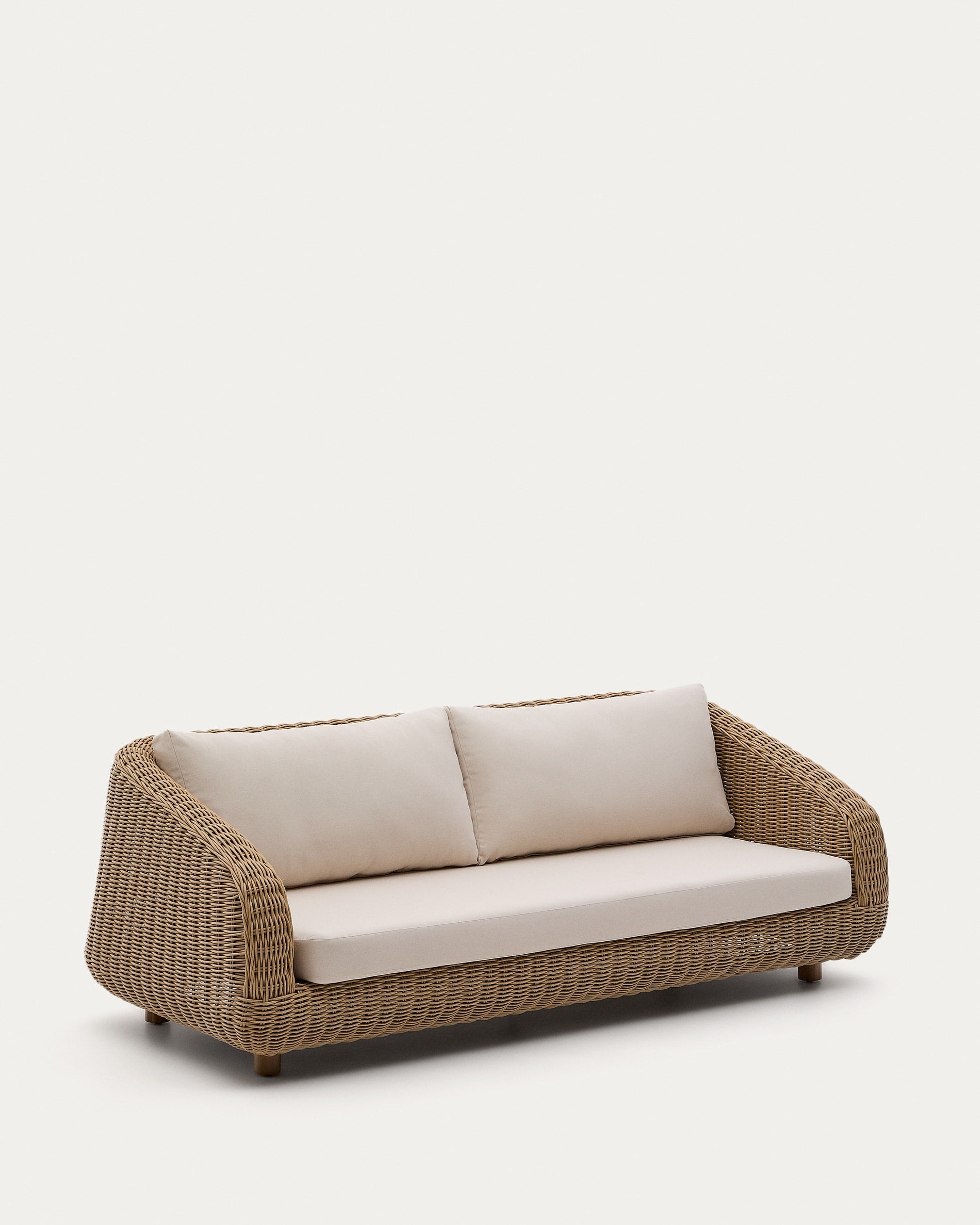 Das elegante 3-Sitzer-Sofa Meria aus robustem synthetischem Rattan von Kave Home ist perfekt für Außenbereiche geeignet.