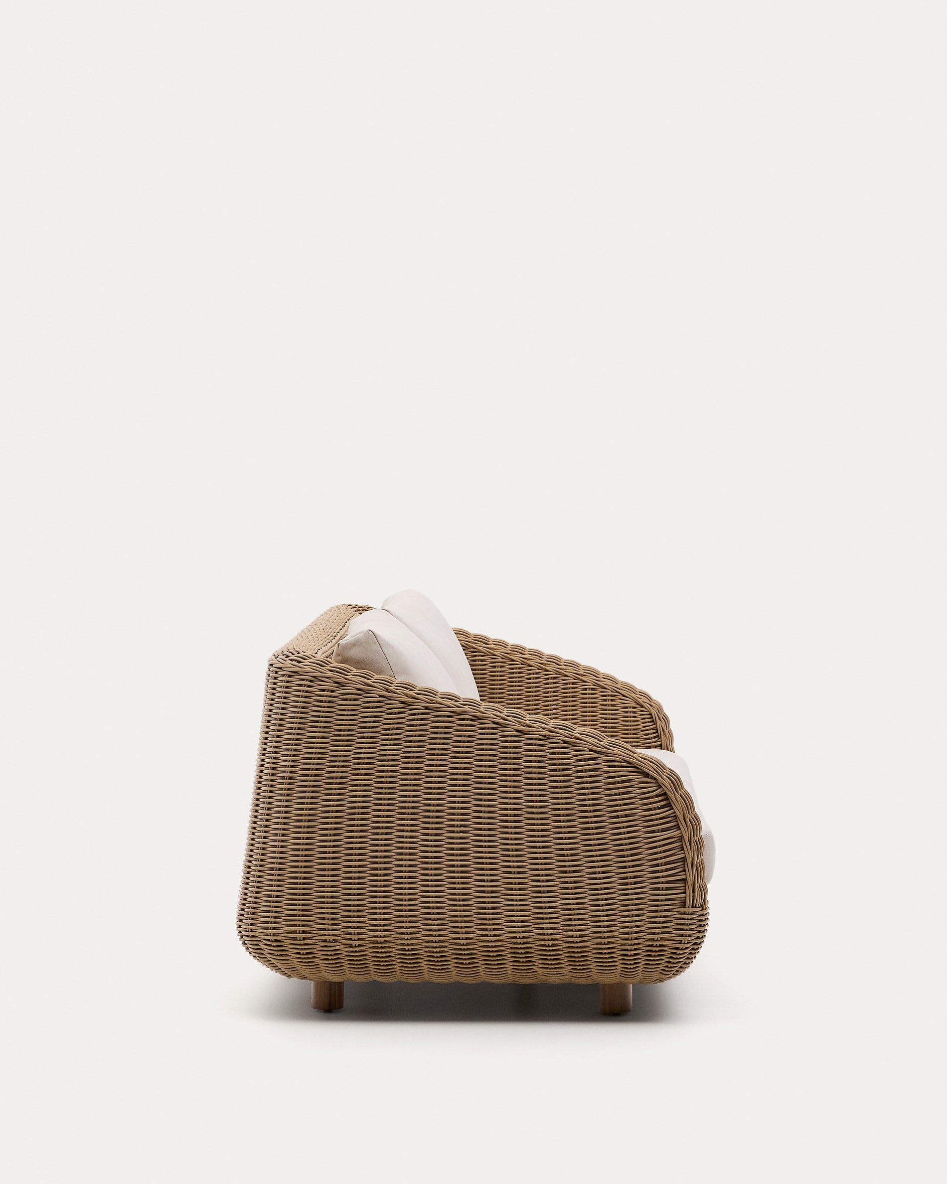 Das stilvolle 3-Sitzer-Sofa Meria aus langlebigem synthetischem Rattan von Kave Home ist ideal für den Außenbereich.
