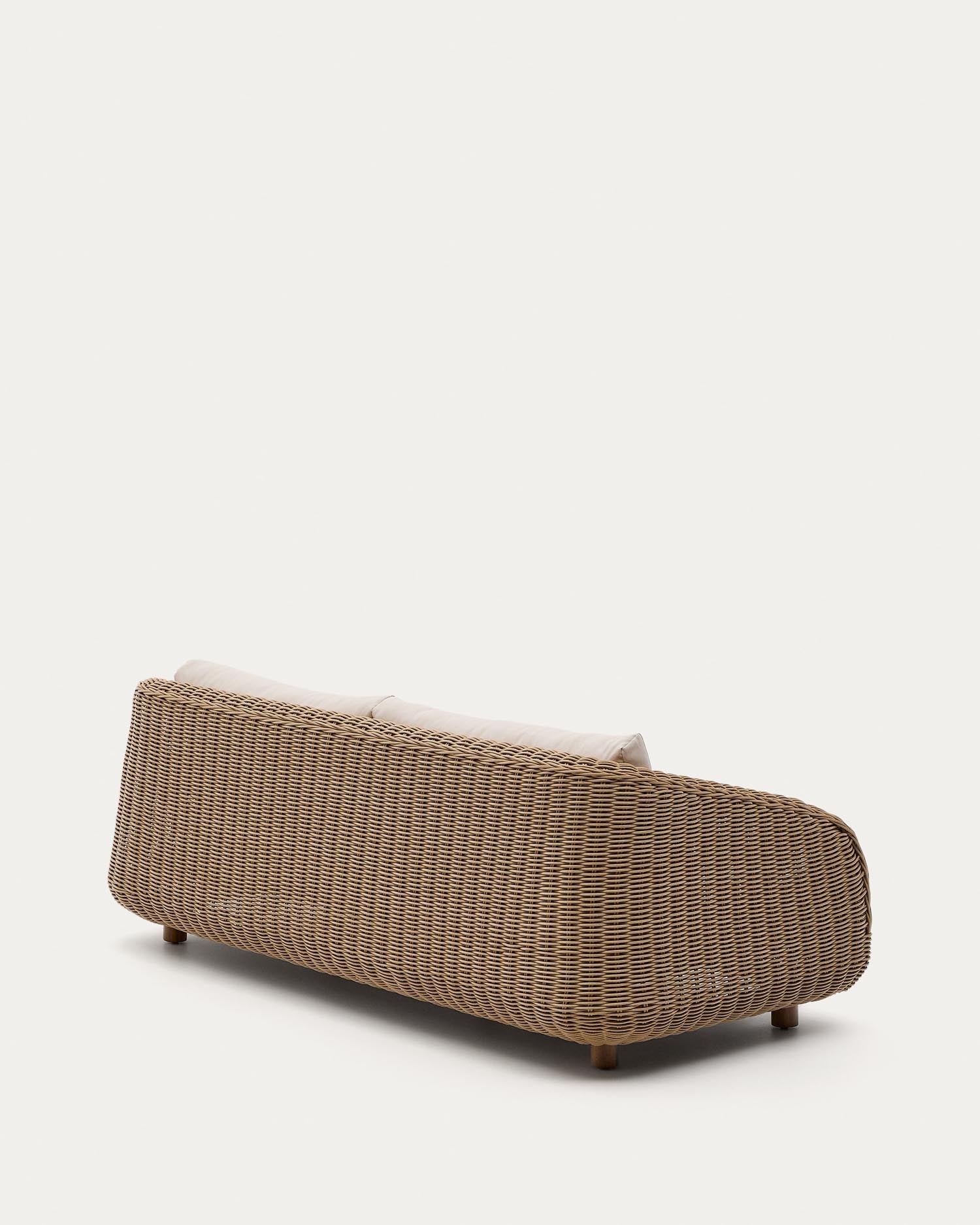 Das 3-Sitzer-Sofa Meria aus robustem synthetischem Rattan von Kave Home bietet stilvollen Komfort für den Außenbereich.