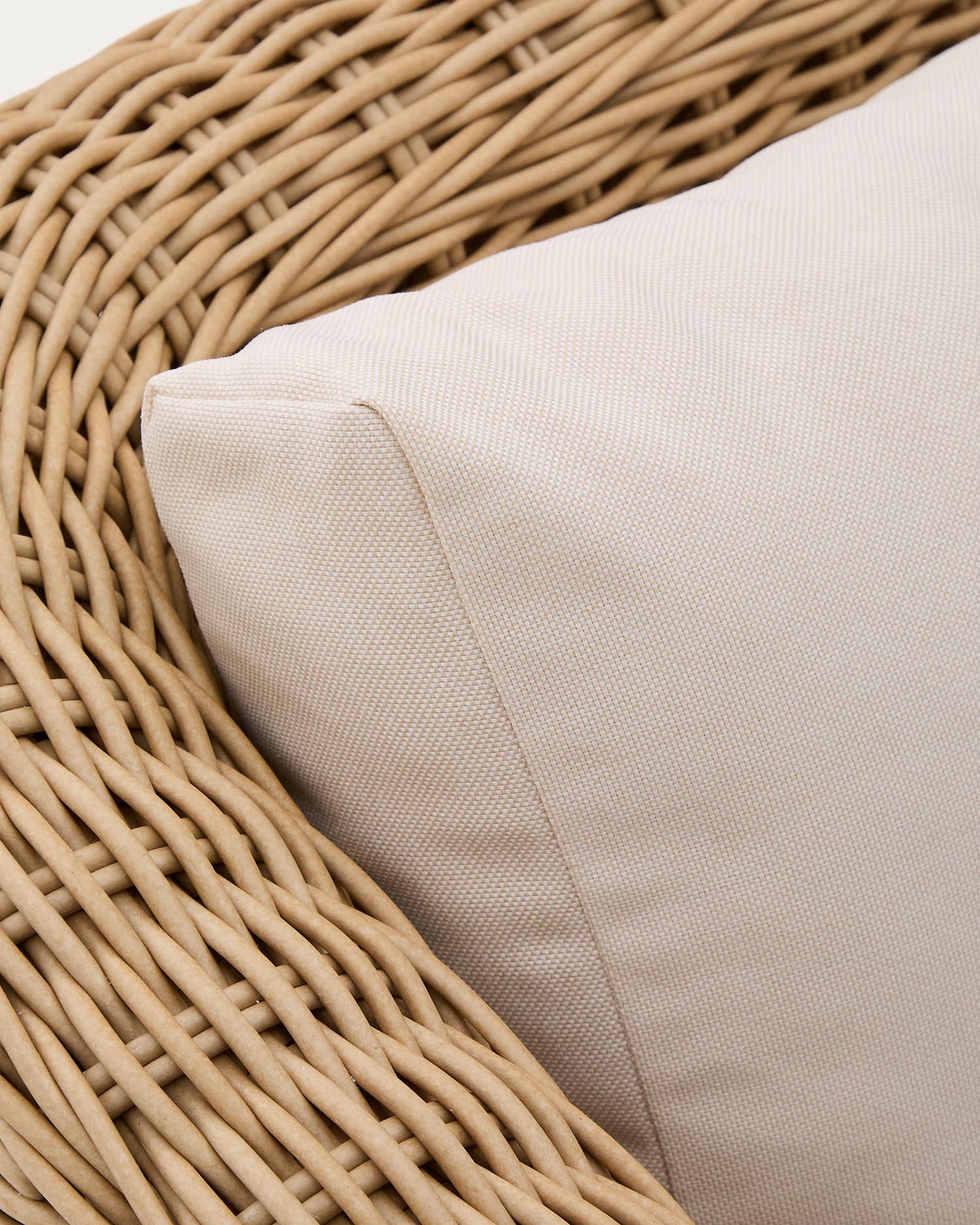 Das stilvolle 3-Sitzer-Sofa Meria aus langlebigem synthetischem Rattan von Kave Home ist ideal für den Außenbereich.