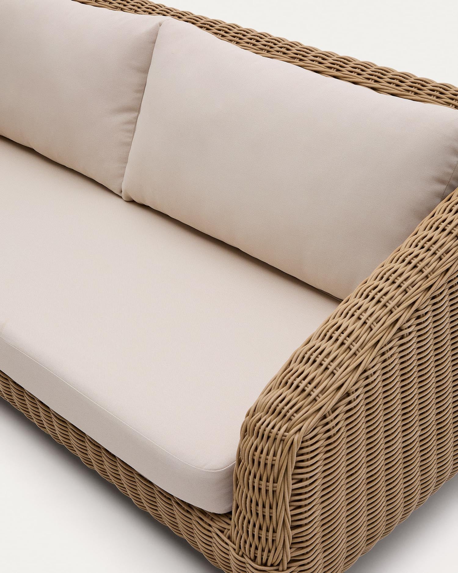 Elegantes 3-Sitzer-Sofa aus synthetischem Rattan, ideal für drinnen und draußen, mit komfortablen, wasserabweisenden Kissen.