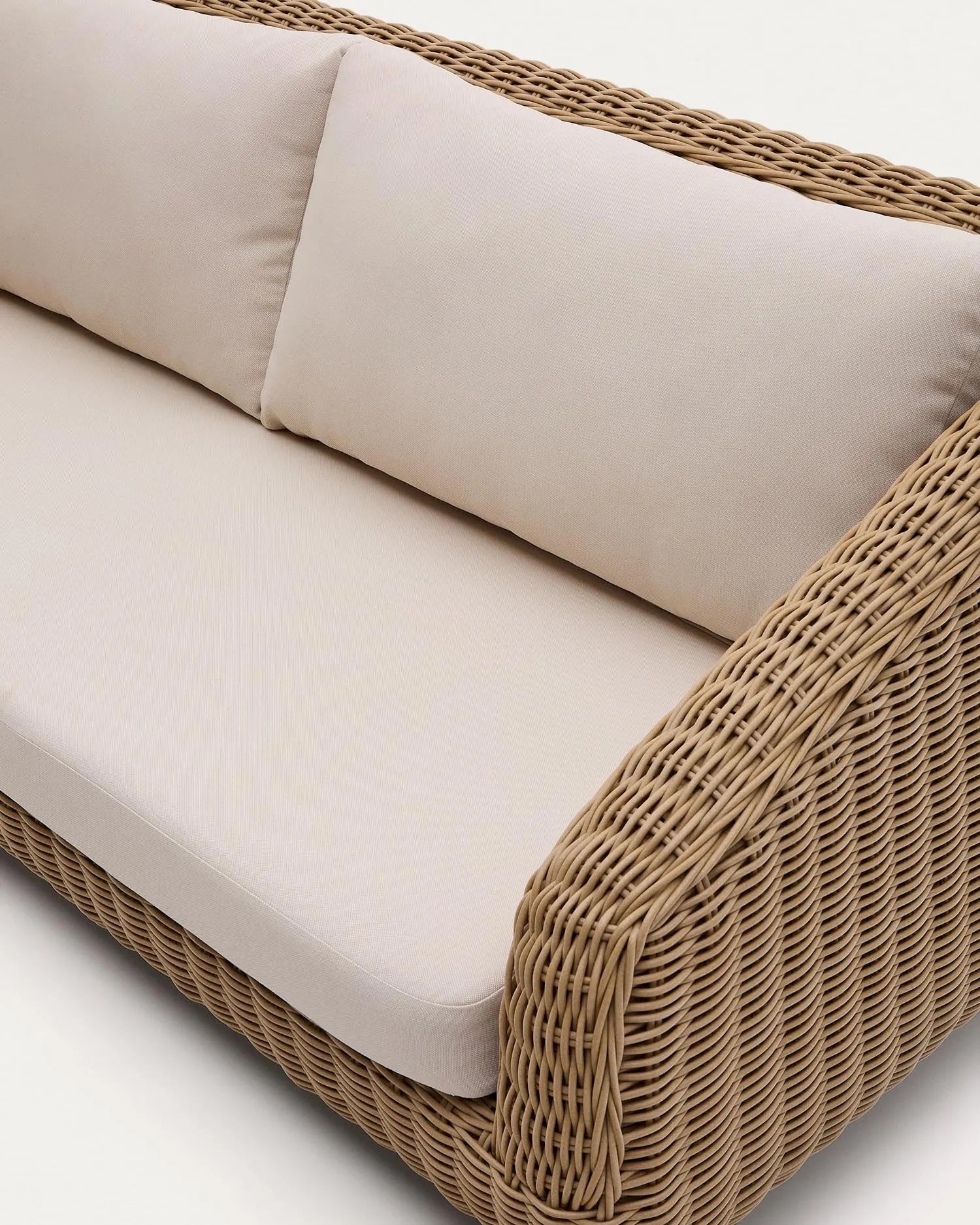 Das 3-Sitzer-Sofa Meria aus robustem synthetischem Rattan von Kave Home bietet stilvollen Komfort für den Außenbereich.