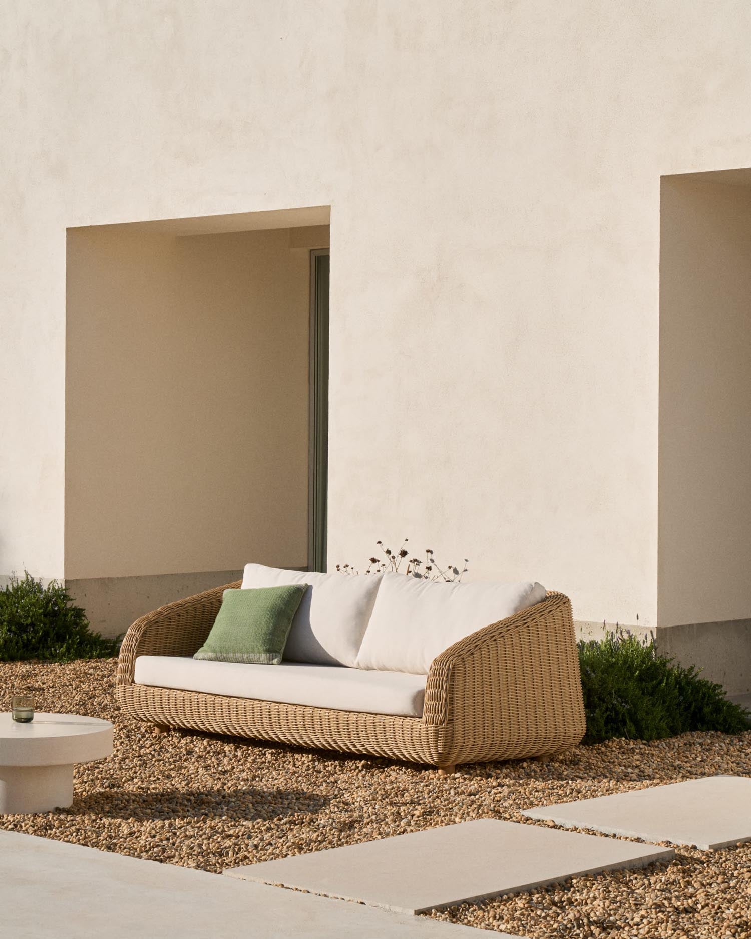 Das 3-Sitzer-Sofa Meria von Kave Home aus synthetischem Rattan bietet stilvollen Komfort für Ihren Außenbereich.