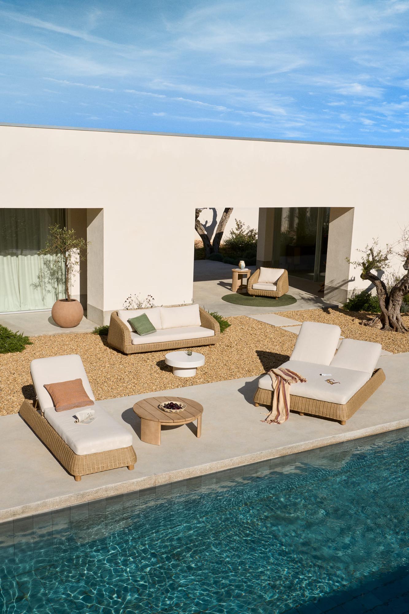 Elegantes 3-Sitzer-Sofa aus synthetischem Rattan, ideal für drinnen und draußen, mit komfortablen, wasserabweisenden Kissen.