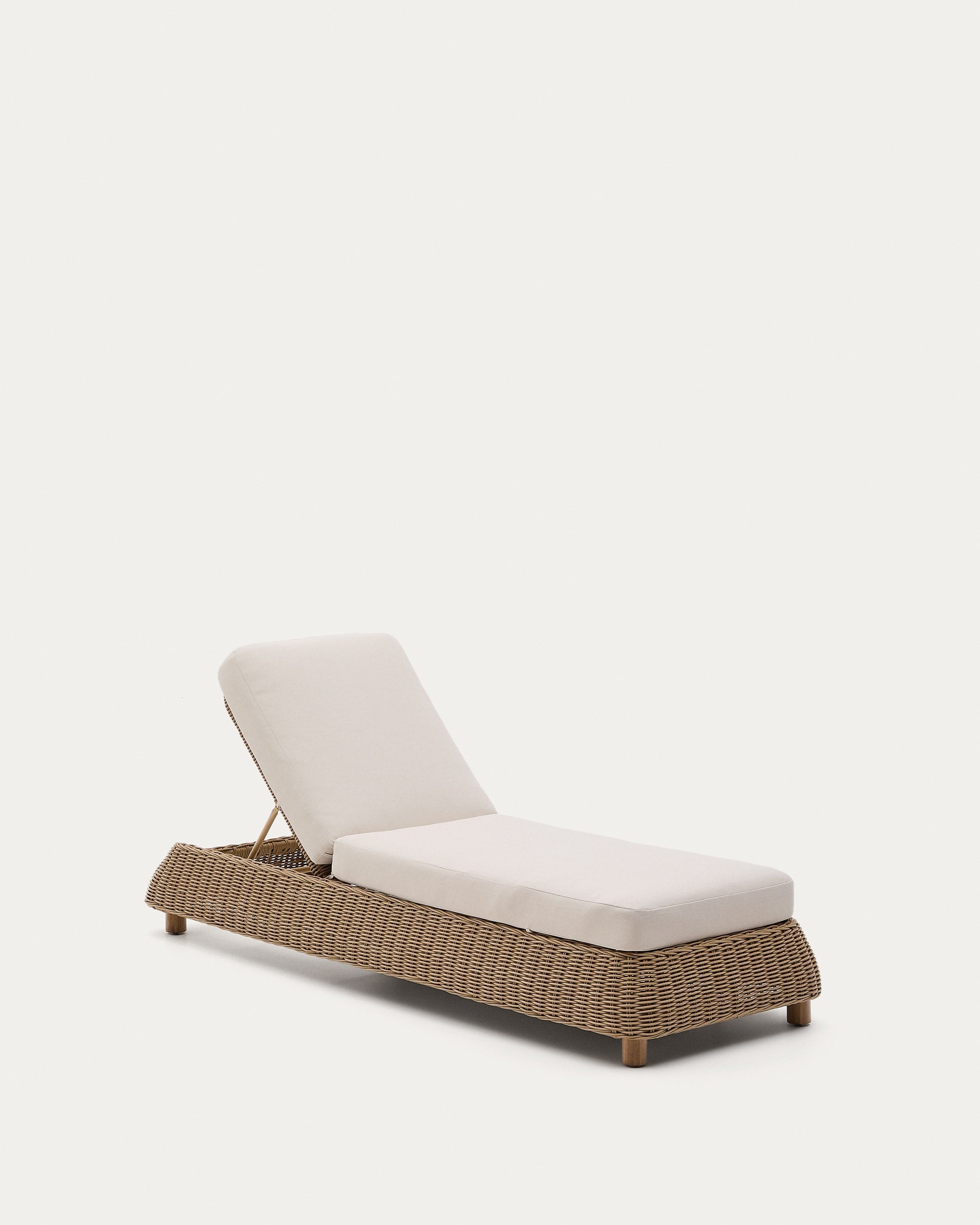 Elegante Sonnenliege Meria aus robustem synthetischem Rattan, ideal für stilvolle Entspannung im Garten oder auf der Terrasse.