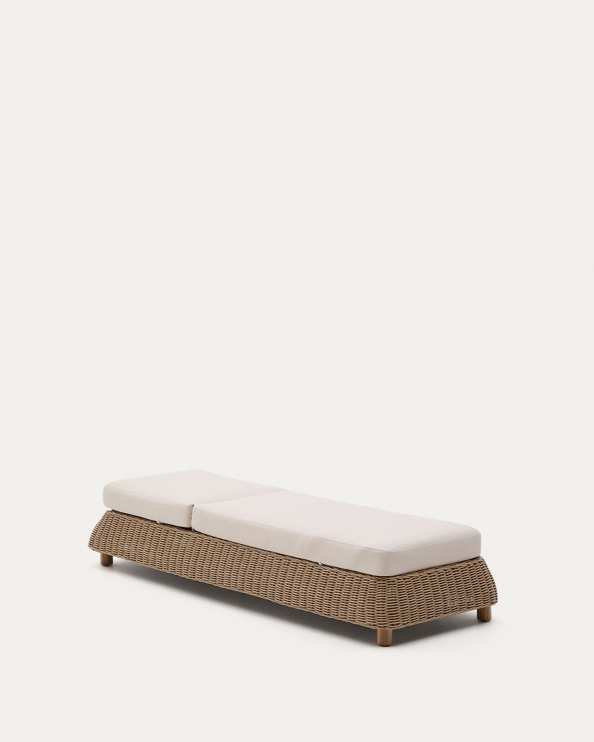 Elegante Sonnenliege Meria aus robustem synthetischem Rattan, ideal für Garten oder Terrasse und entspannte Momente.