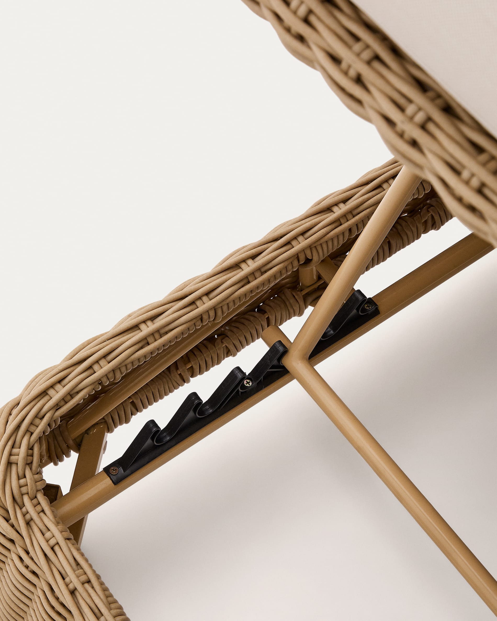Elegante Sonnenliege Meria aus robustem synthetischem Rattan und nachhaltigem Akazienholz – ideal für entspannende Momente im Garten oder auf der Terrasse.
