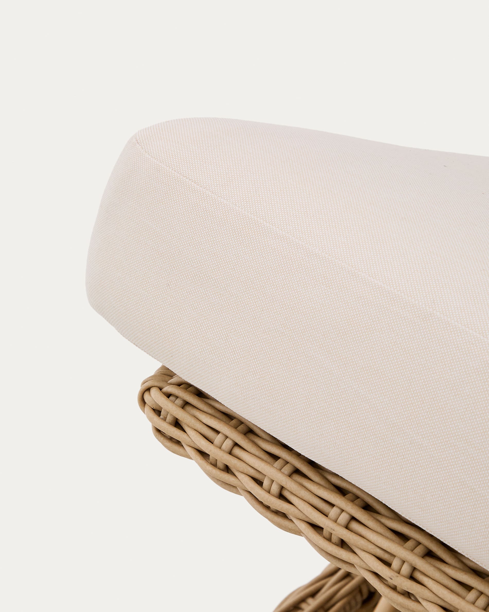 Stilvolle Sonnenliege Meria aus langlebigem synthetischem Rattan, perfekt für Terrasse oder Garten und erholsame Stunden.