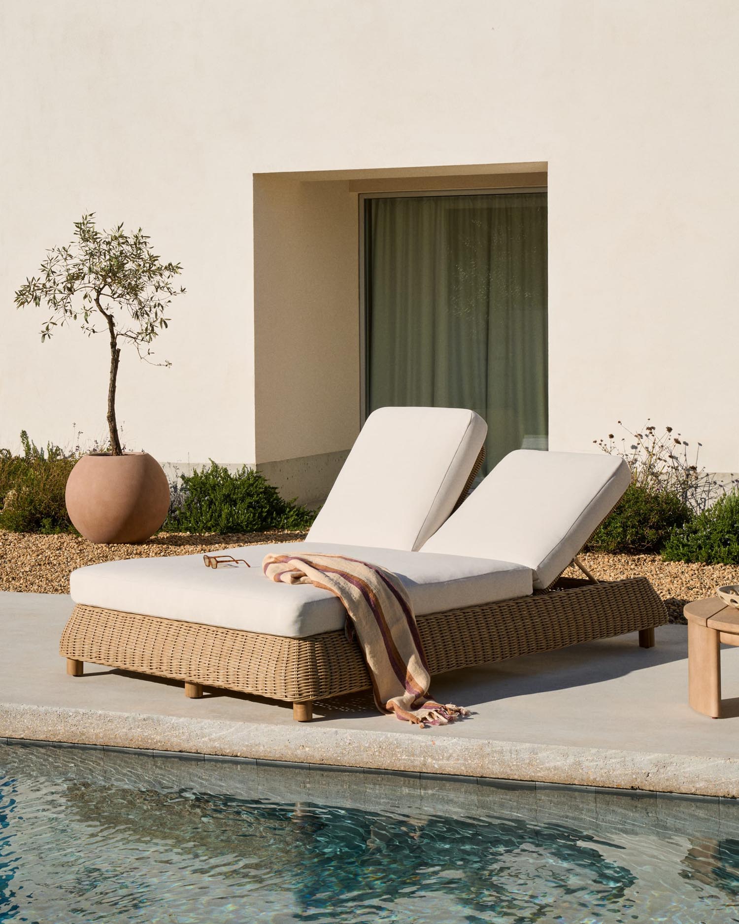 Elegante 2er-Sonnenliege aus UV-beständigem Rattan, verstellbar für optimalen Komfort im Garten oder am Pool.