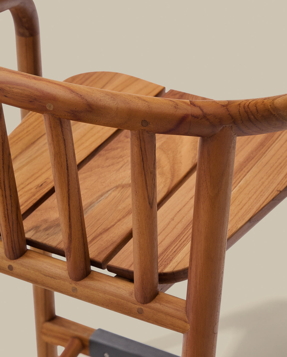 Outdoor-Hocker Turqueta aus massivem Teakholz FSC 100%, Höhe 65 cm in Braun präsentiert im Onlineshop von KAQTU Design AG. Outdoor-Barstuhl mit Armlehne ist von Kave Home