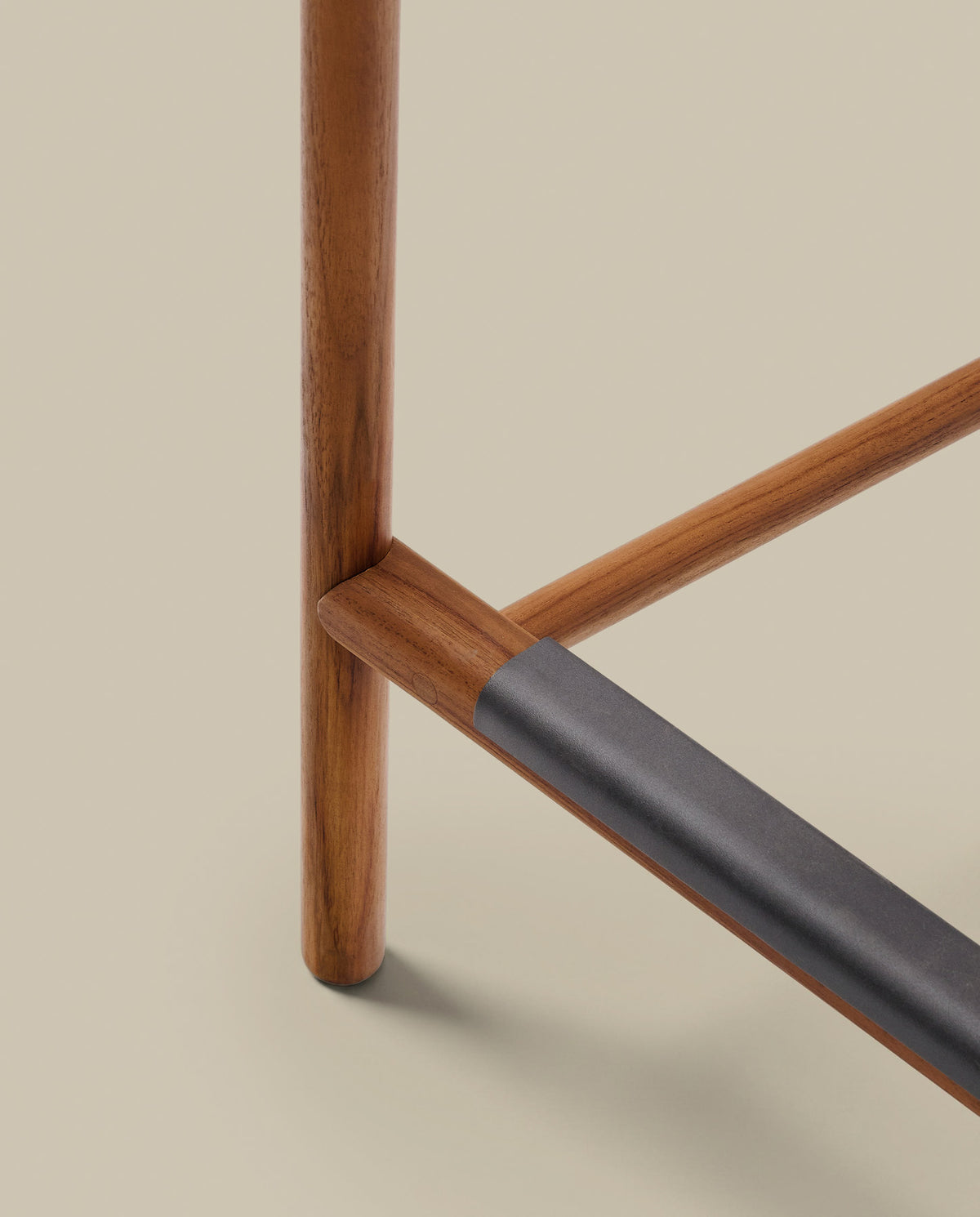 Outdoor-Hocker Turqueta aus massivem Teakholz FSC 100%, Höhe 65 cm in Braun präsentiert im Onlineshop von KAQTU Design AG. Outdoor-Barstuhl mit Armlehne ist von Kave Home
