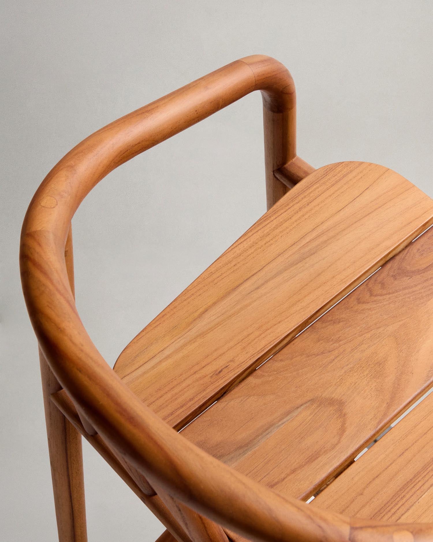 Hochwertiger Outdoor-Hocker aus FSC-zertifiziertem Teakholz, 65 cm hoch, perfekt für nachhaltige und elegante Außenbereiche.