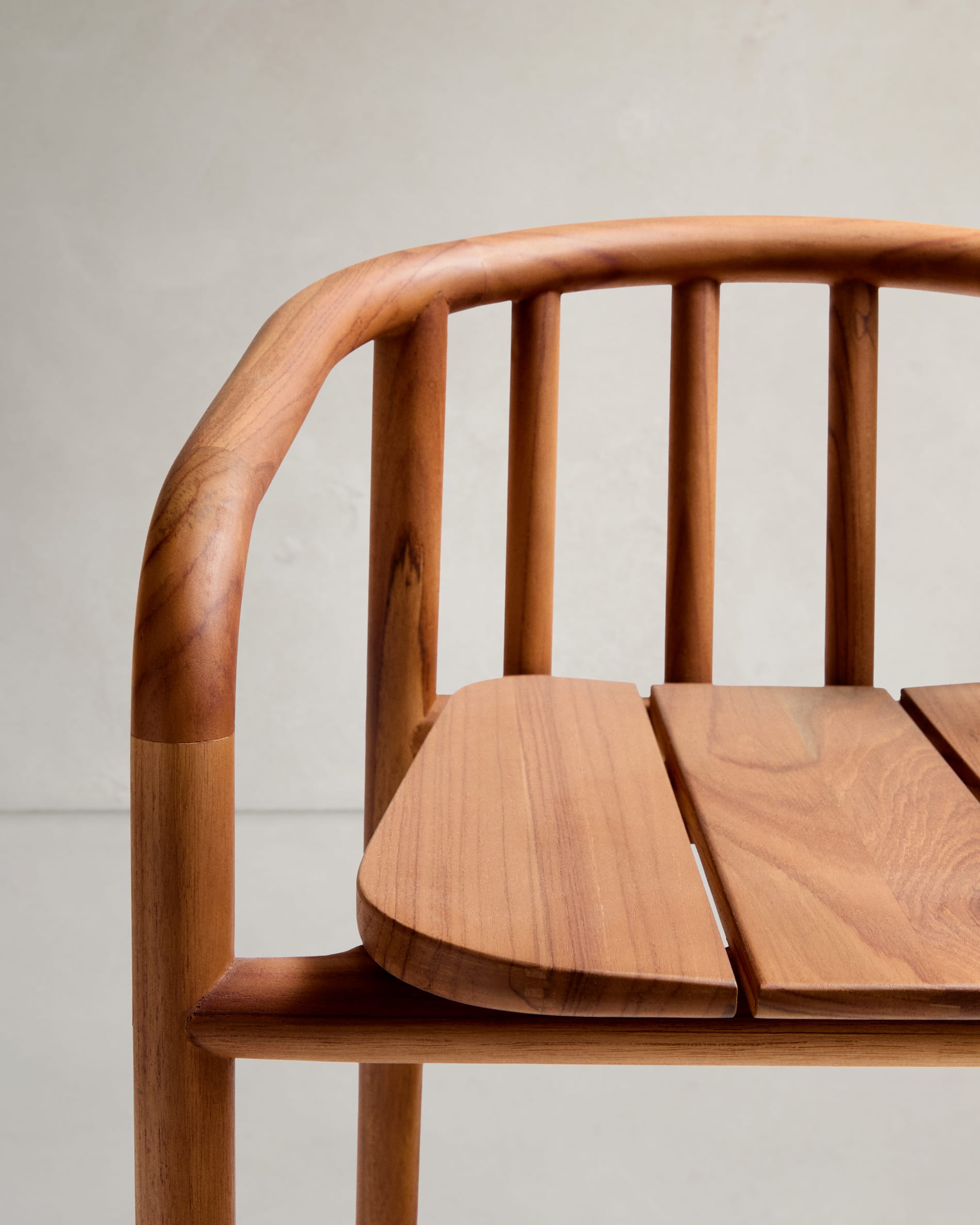 Stilvoller Outdoor-Hocker aus massivem FSC-Teakholz, 65 cm hoch, ideal für umweltbewusste und moderne Außenbereiche.