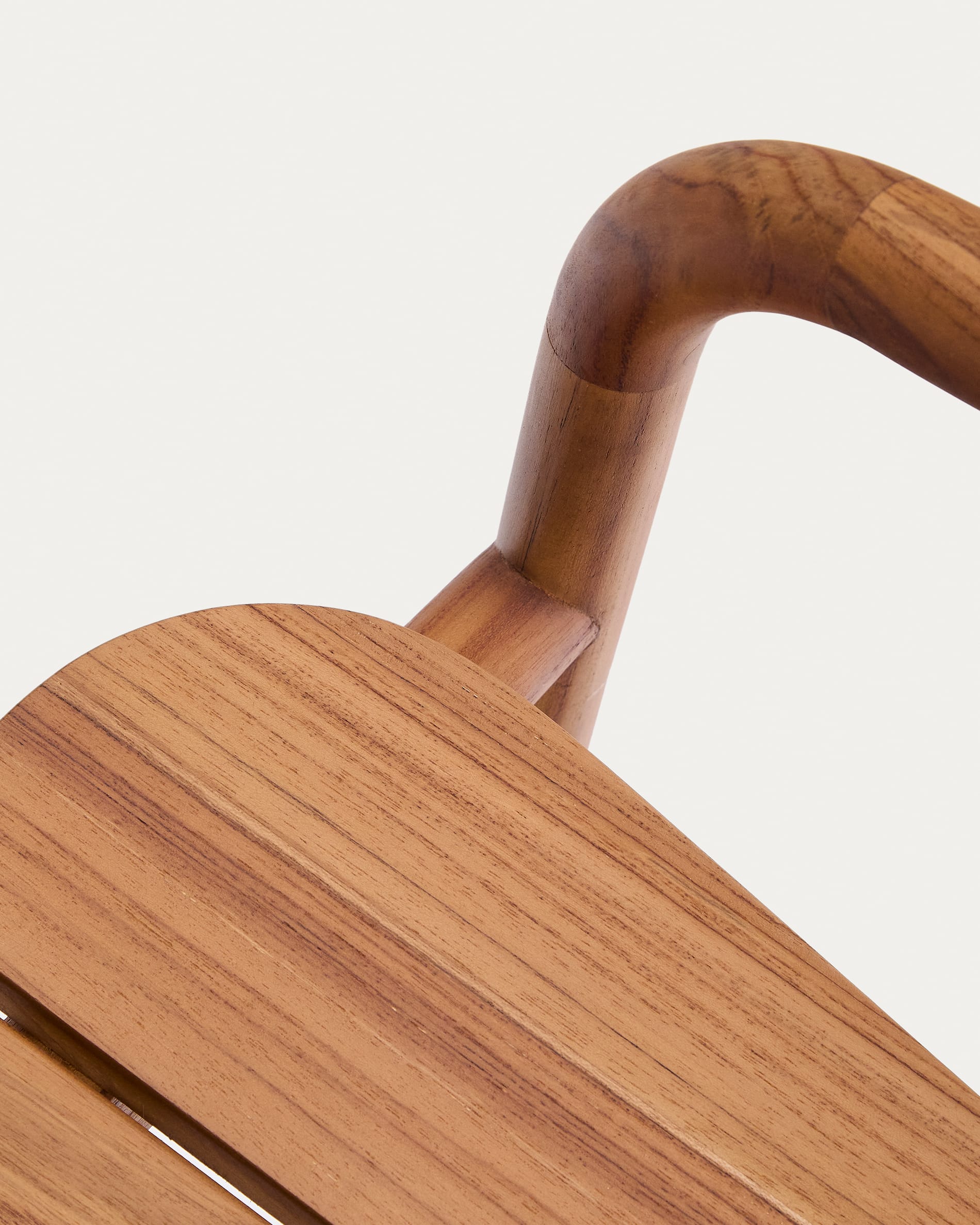Hochwertiger Outdoor-Hocker aus FSC-zertifiziertem Teakholz, 65 cm hoch, ideal für umweltbewusste und moderne Außenbereiche.