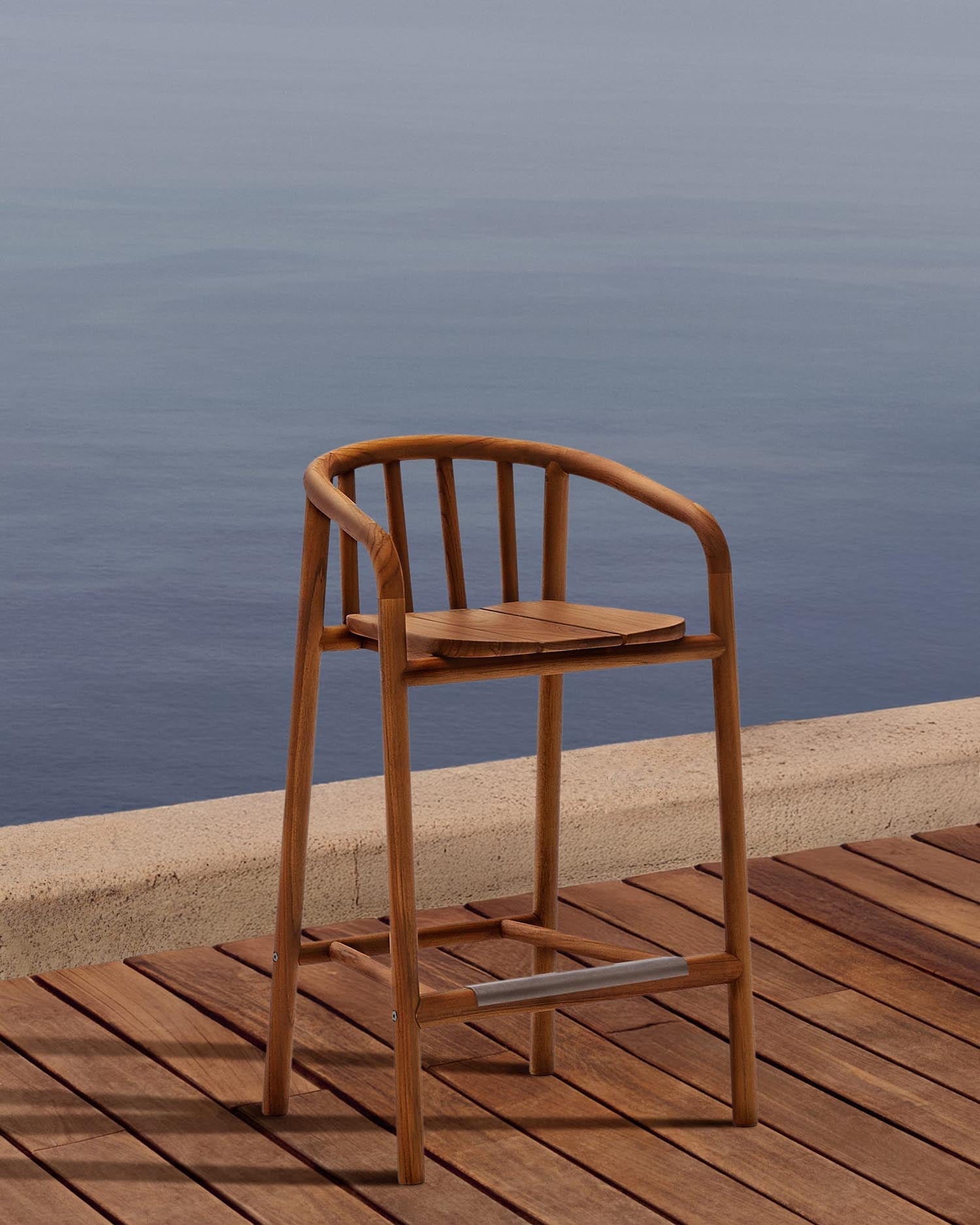 Der Turqueta Hocker aus massivem Teakholz vereint Stil und Nachhaltigkeit, ideal für jeden Außenbereich.