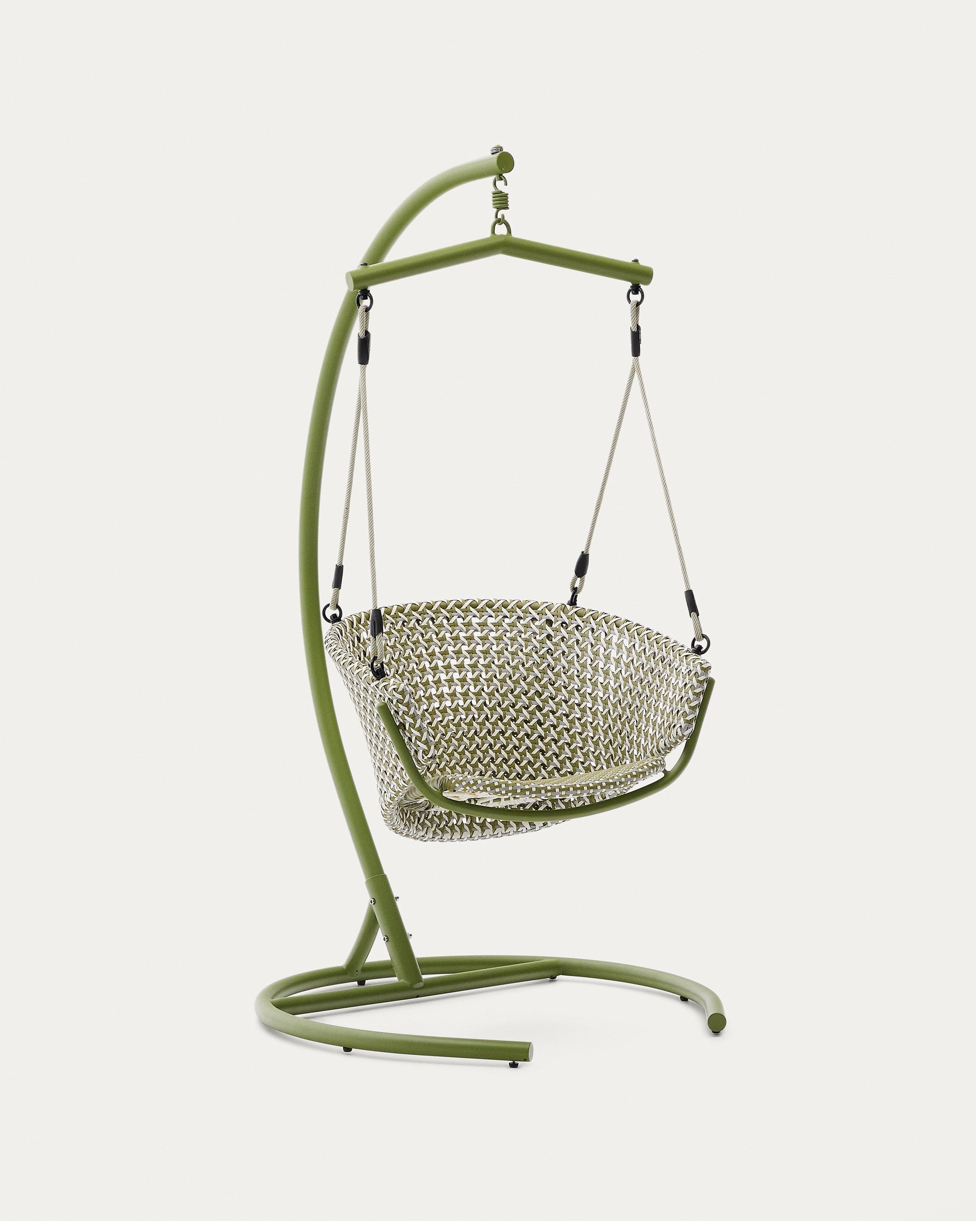Moderner Hängesessel aus Aluminium und grünem Kunstrattan, ideal für entspannte Momente im Garten oder auf der Terrasse.
