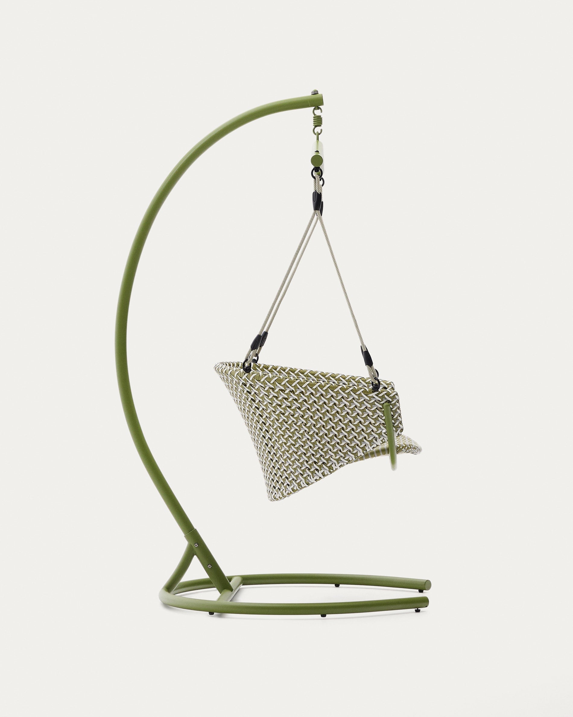 Moderner Hängesessel aus grünem Kunstrattan und Aluminium, ideal für stilvolle Entspannung im Garten oder auf der Terrasse.
