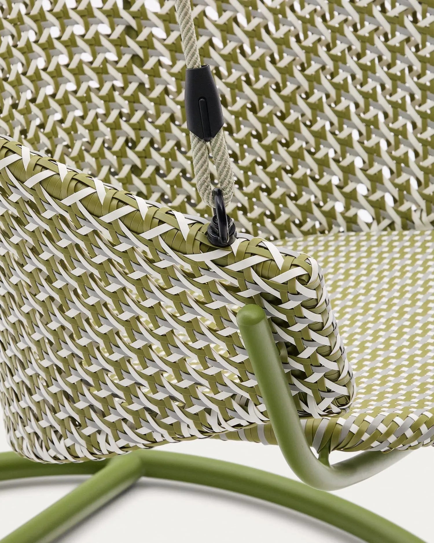Eleganter Hängesessel aus grünem Kunstrattan und Aluminium, perfekt für Garten oder Terrasse, bietet Komfort und Stil.