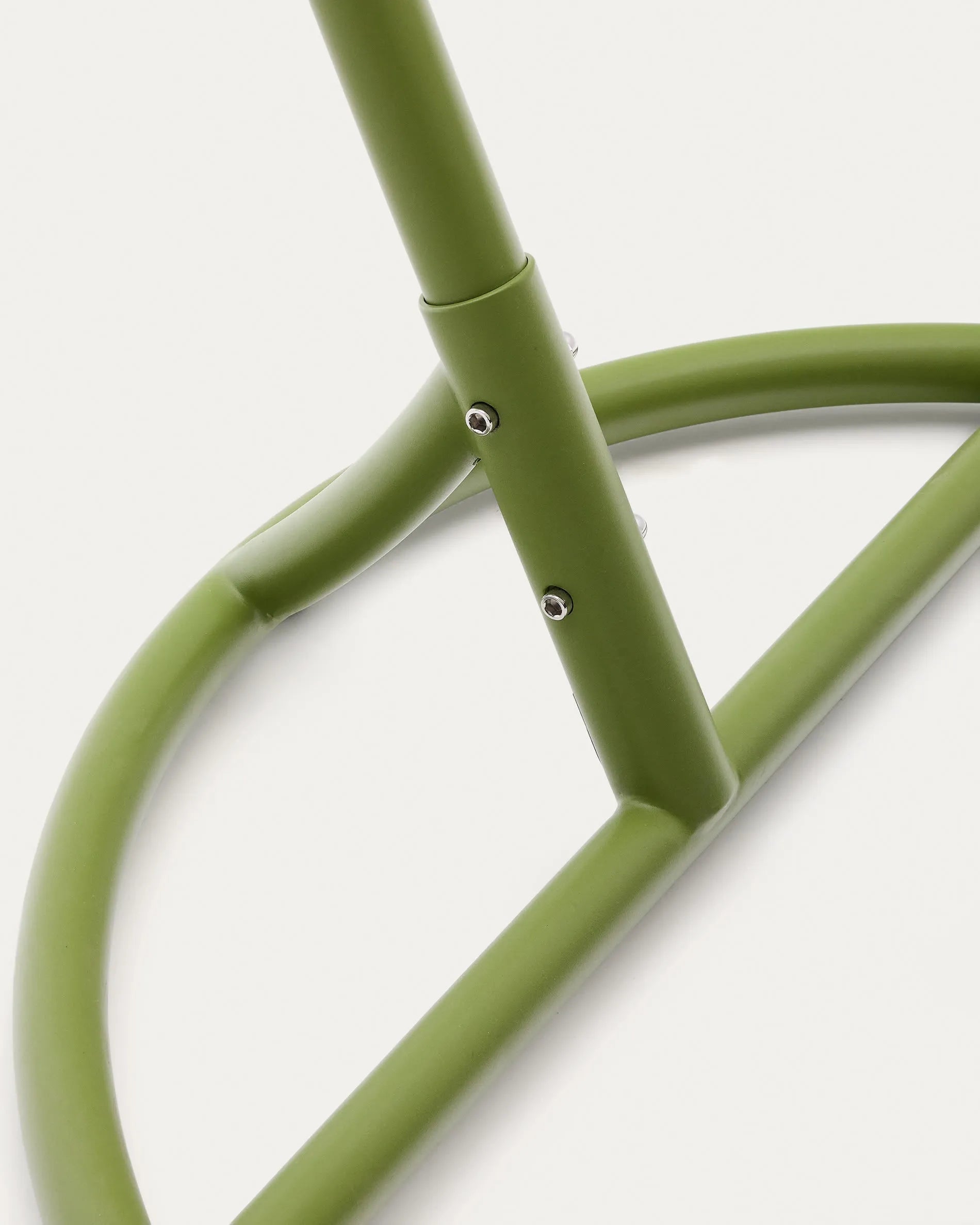 Eleganter Hängesessel aus grünem Kunstrattan und Aluminium, perfekt für Garten oder Terrasse, bietet Komfort und Stil.