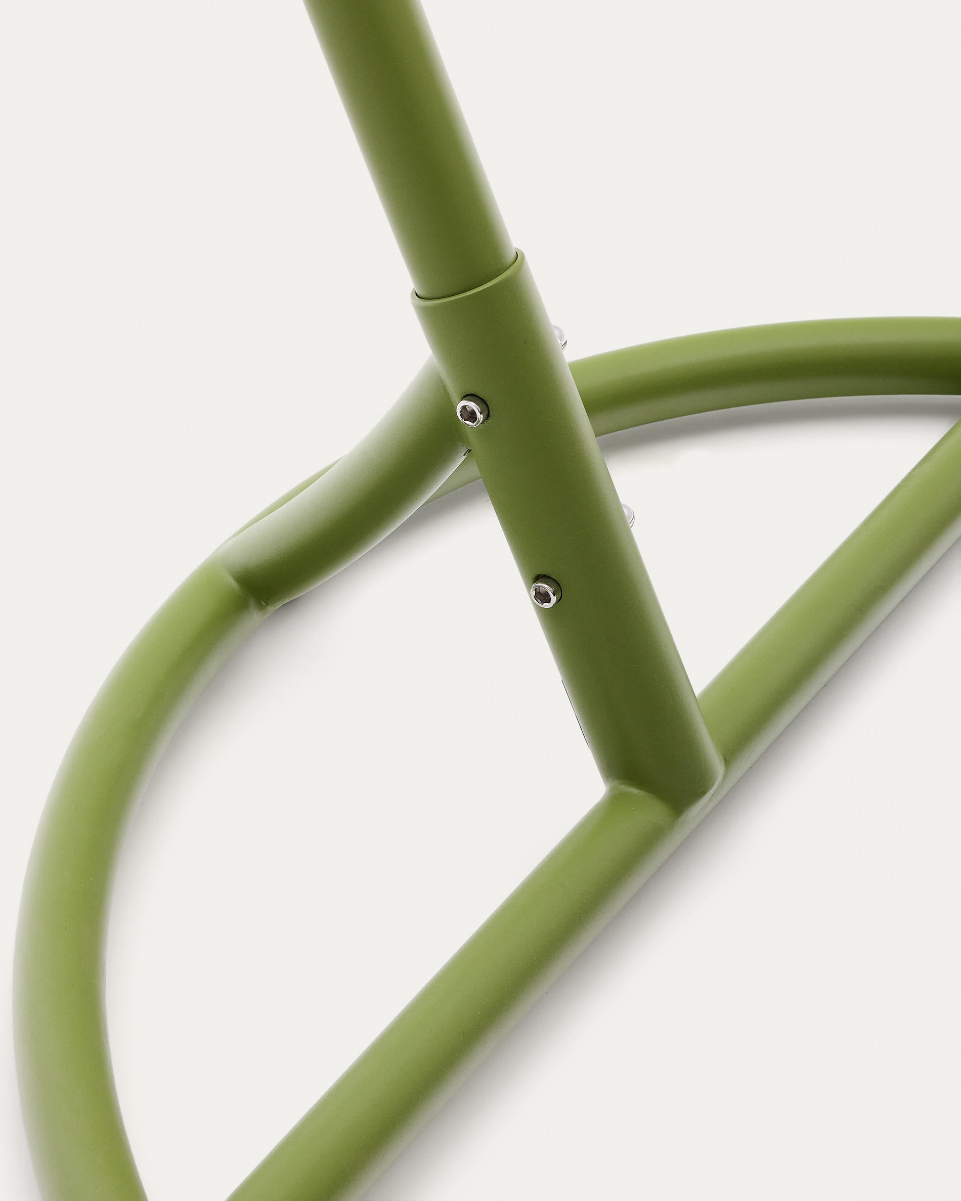 Moderner Hängesessel aus grünem Kunstrattan und Aluminium, ideal für Garten oder Terrasse, vereint Design und Entspannung.