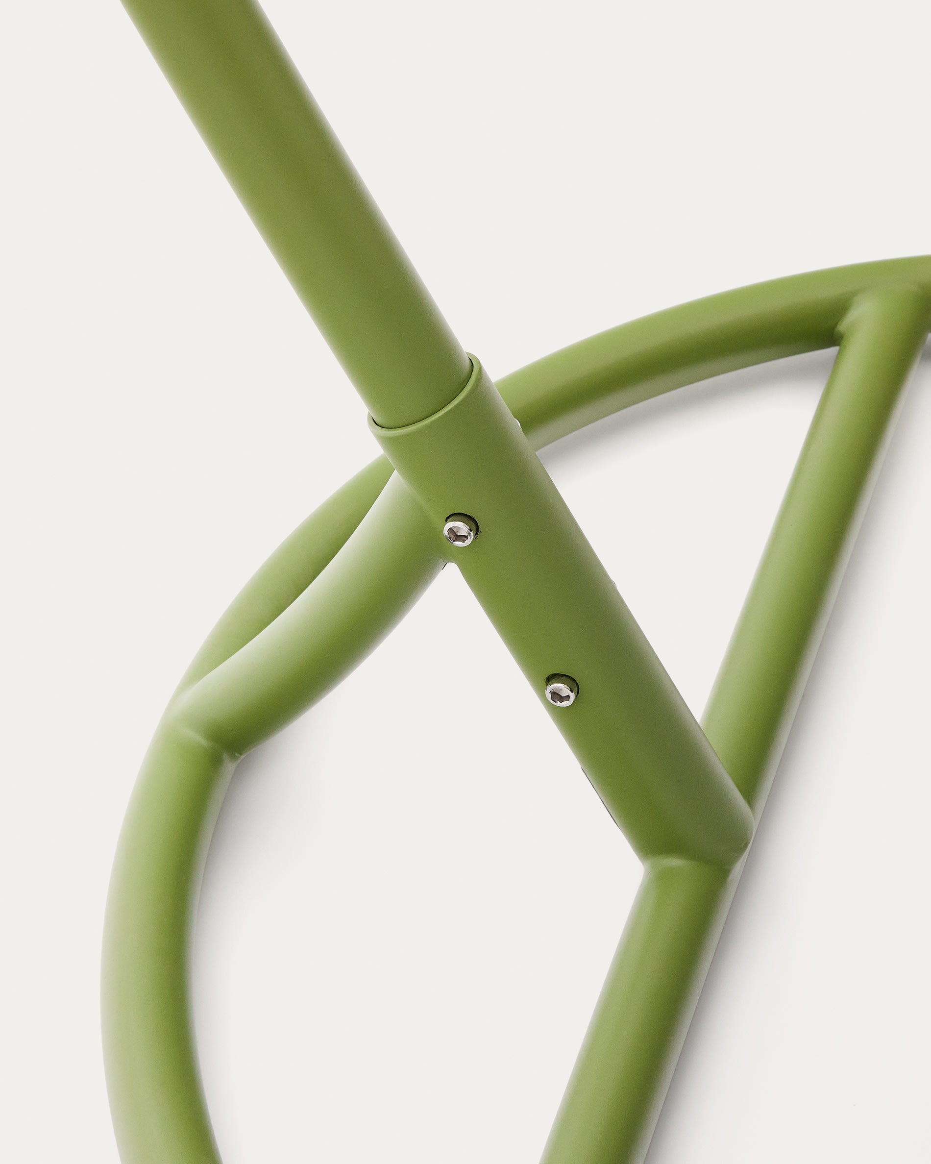 Eleganter Hängesessel aus grünem Kunstrattan und Aluminium, perfekt für Garten oder Terrasse, bietet Komfort und Stil.