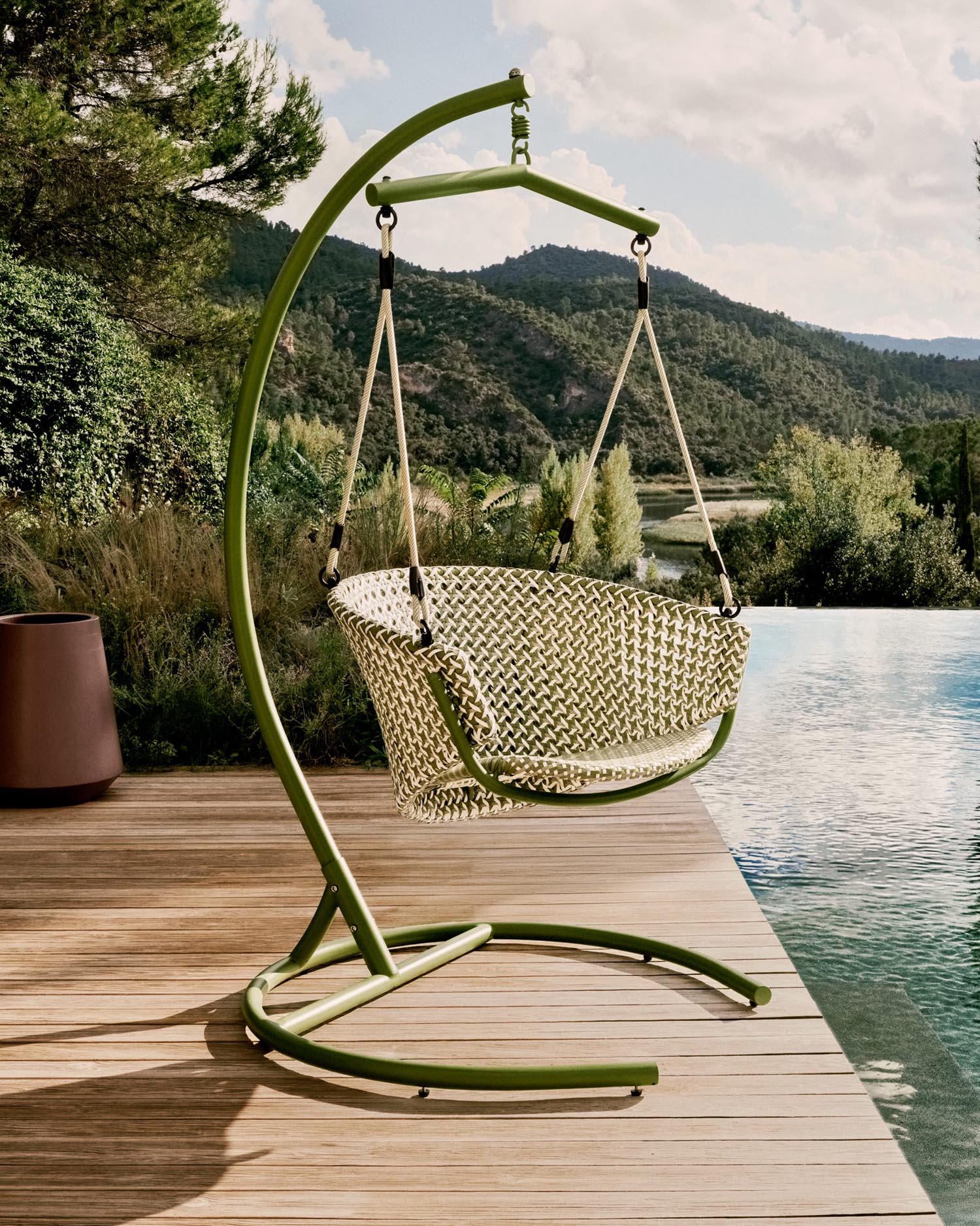 Eleganter Hängesessel in Grün, robust und UV-beständig, bietet Komfort und Stil für Garten oder Terrasse.