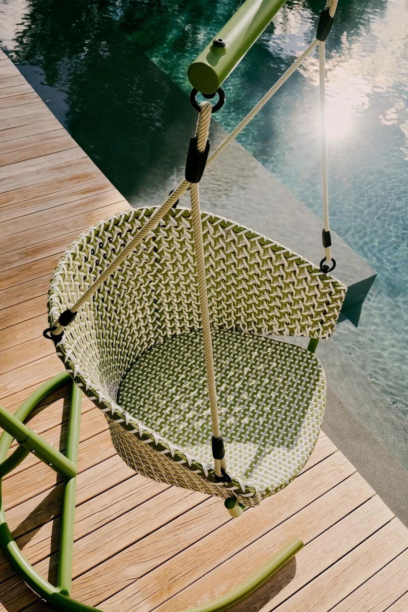 Moderner Hängesessel aus grünem Kunstrattan und Aluminium, ideal für gemütliche Stunden im Garten oder auf der Terrasse.