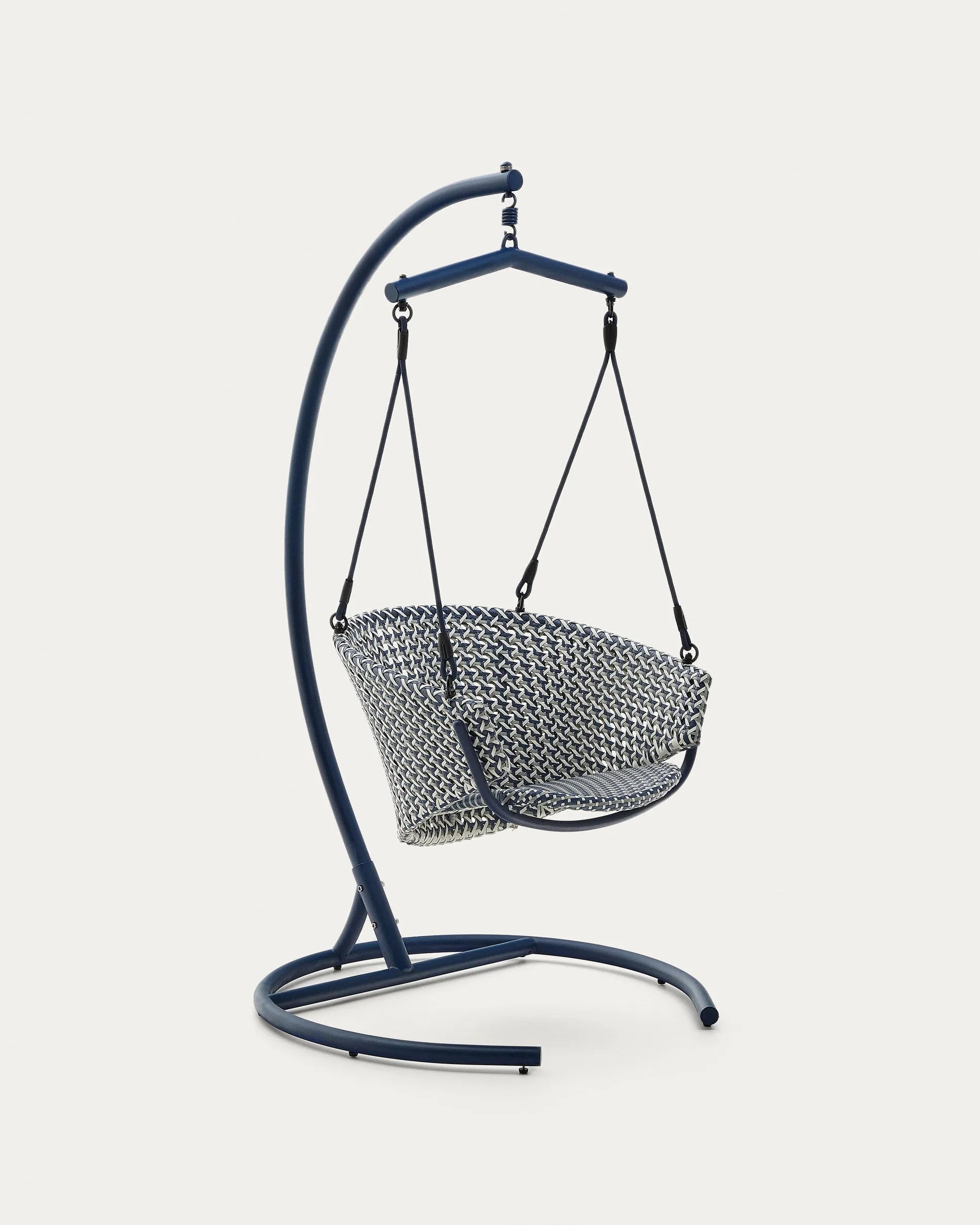 Moderner Hängesessel aus Aluminium und blauem Rattan, ideal für Entspannung und Stil in Ihrem Zuhause oder Garten.