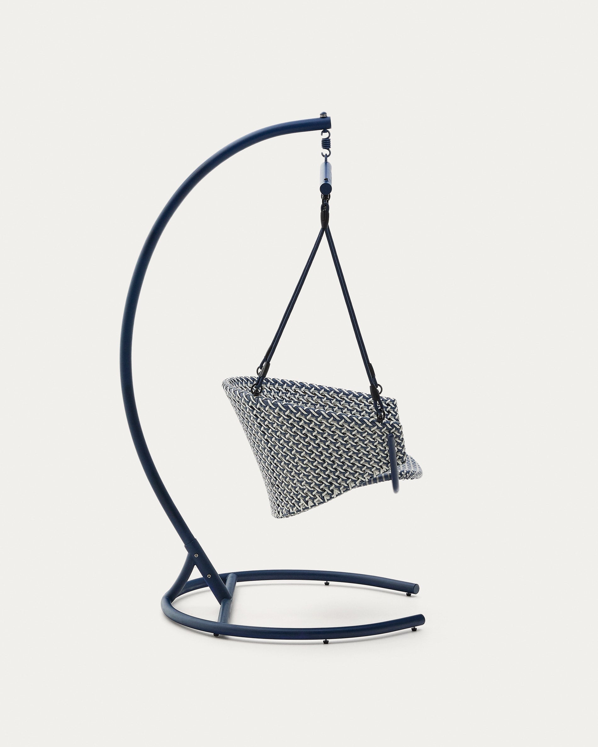 Moderner Hängesessel aus Aluminium und blauem Rattan, ideal für komfortable Momente in Ihrem Zuhause oder im Freien.
