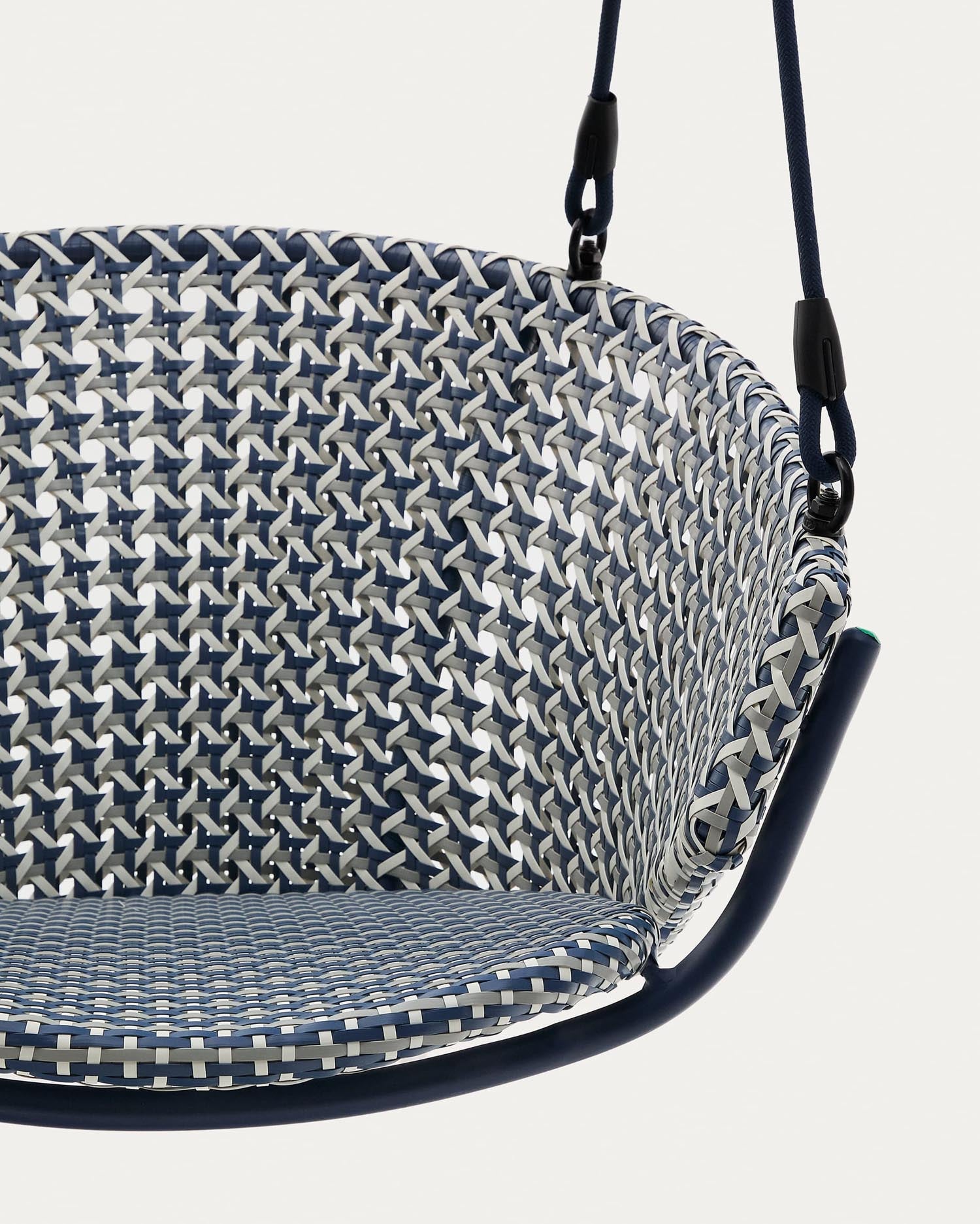 Eleganter Hängesessel aus Aluminium und blauem Rattan, perfekt für entspannte Stunden drinnen oder draußen.