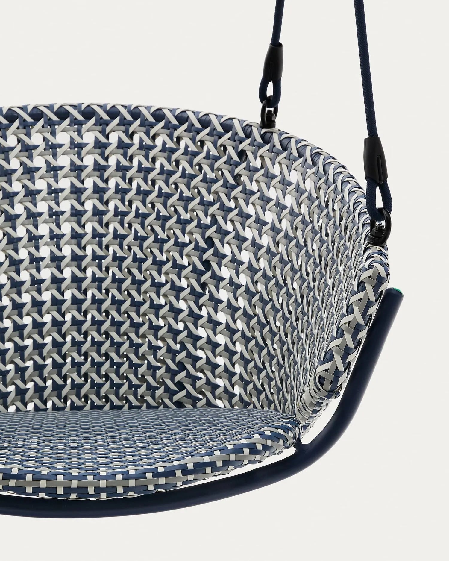 Moderner Hängesessel aus Aluminium und blauem Rattan, ideal für stilvolle Entspannung in jedem Wohn- oder Außenbereich.
