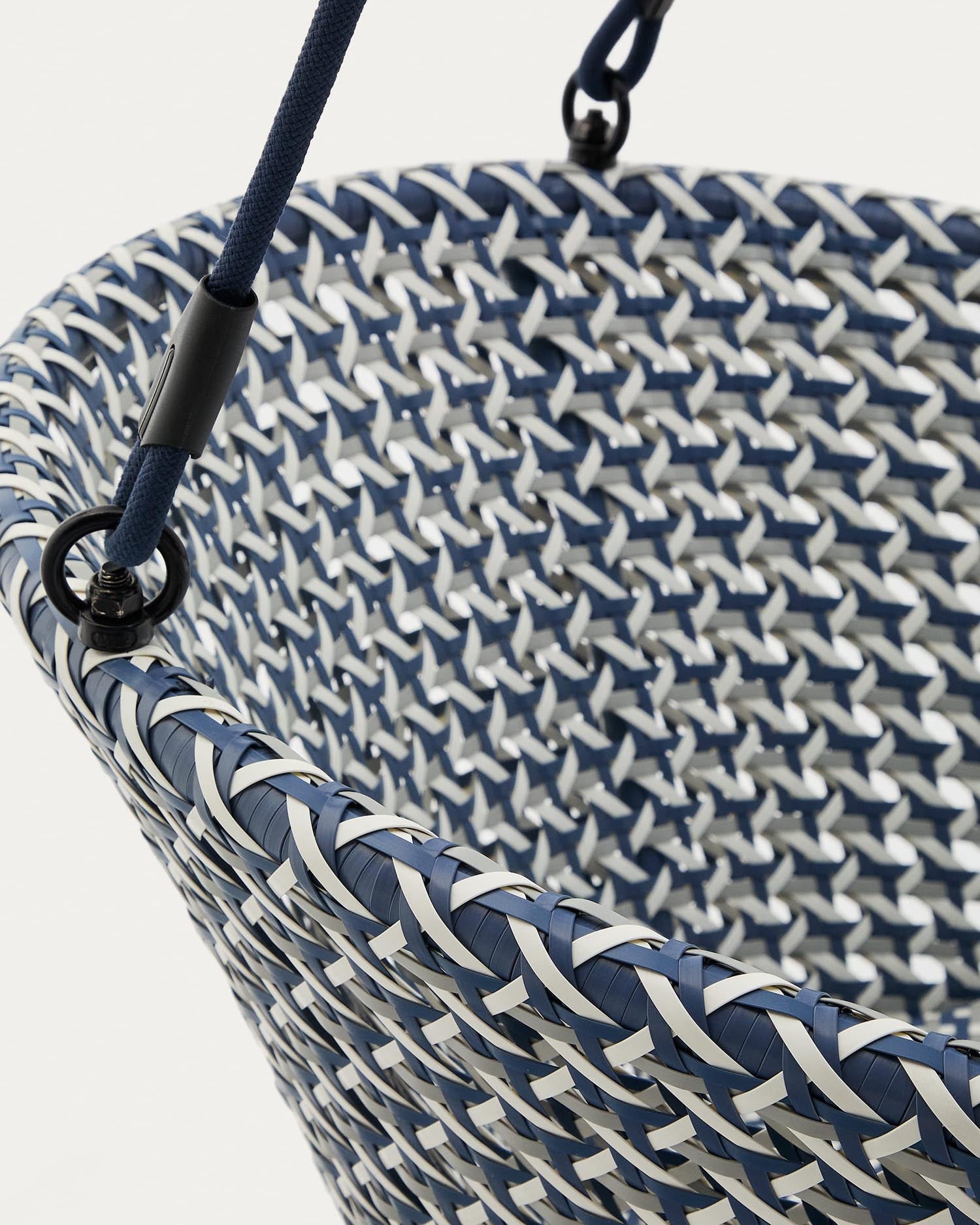Moderner Hängesessel aus Aluminium und blauem Rattan, ideal für entspannte Stunden im Innen- und Außenbereich.
