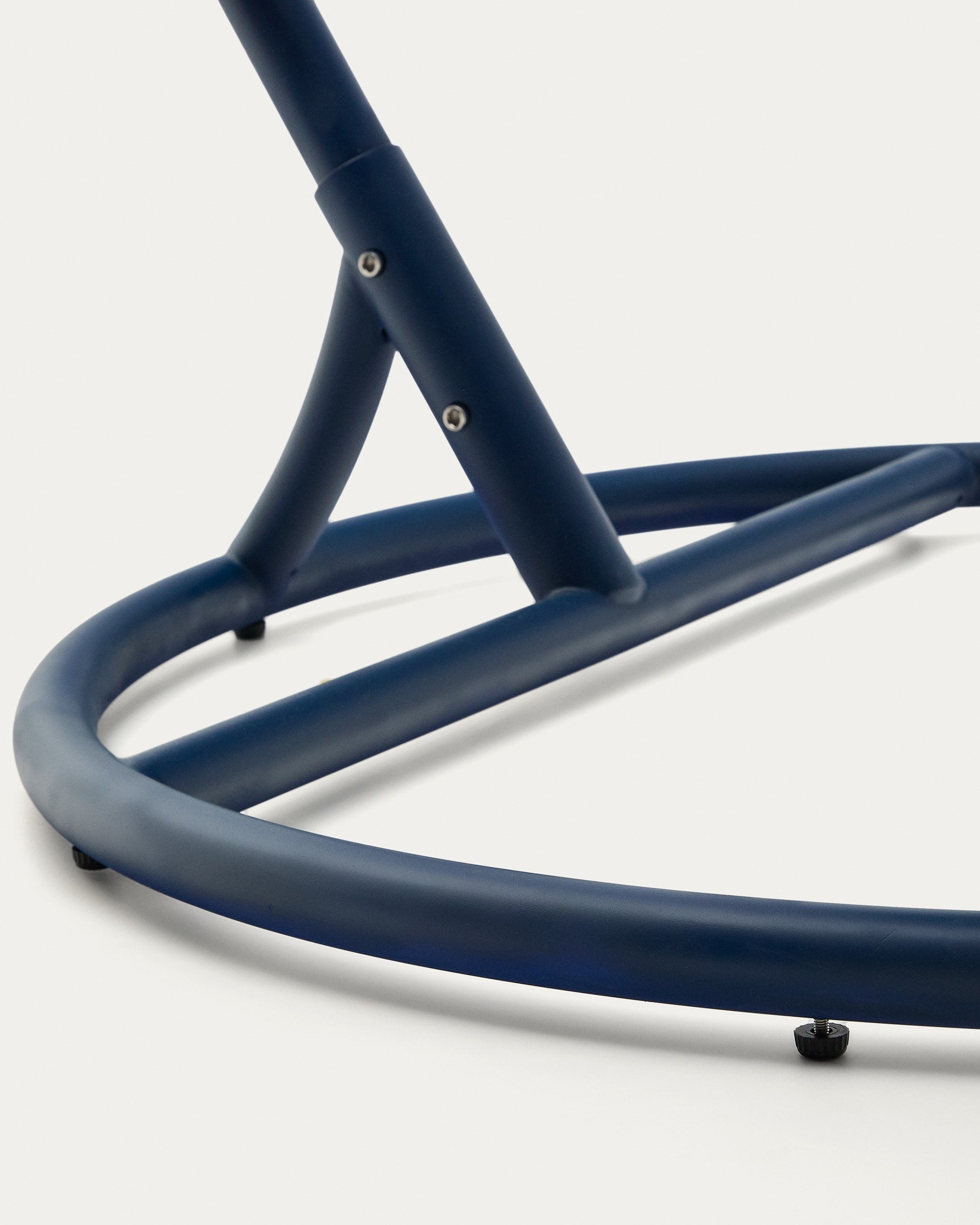 Eleganter Hängesessel aus Aluminium und blauem Rattan, perfekt für entspannte Stunden im Innen- oder Außenbereich.
