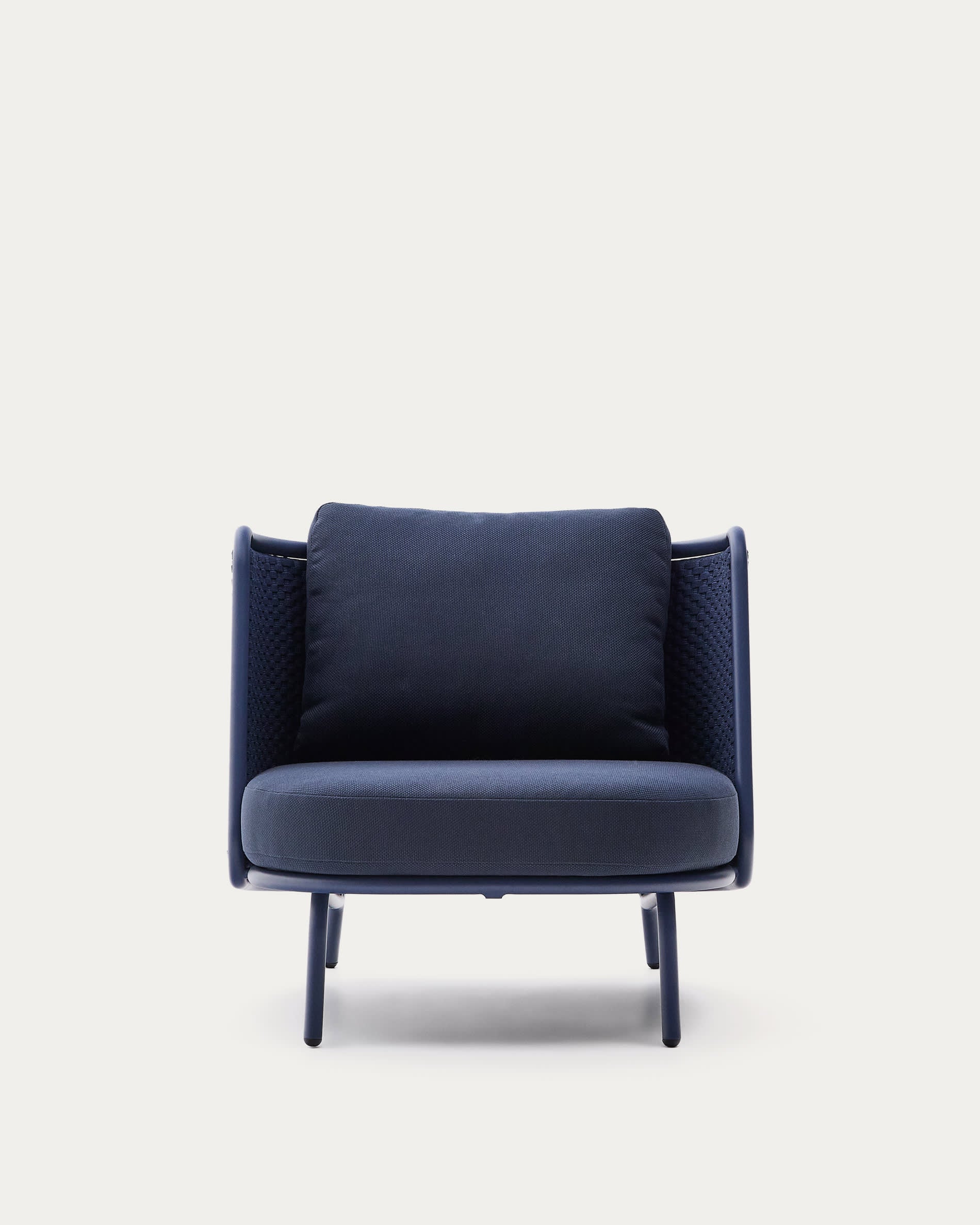 Moderner Outdoor-Sessel aus Aluminium mit stilvollem blauem Seil, ideal für Terrasse oder Garten, von Kave Home.