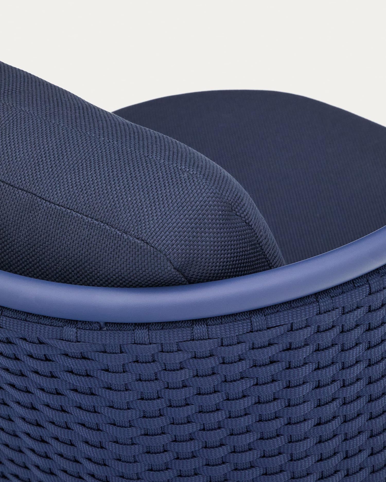 Moderner Outdoor-Sessel aus Aluminium mit stilvollem blauem Seil, ideal für Terrasse oder Garten, von Kave Home.