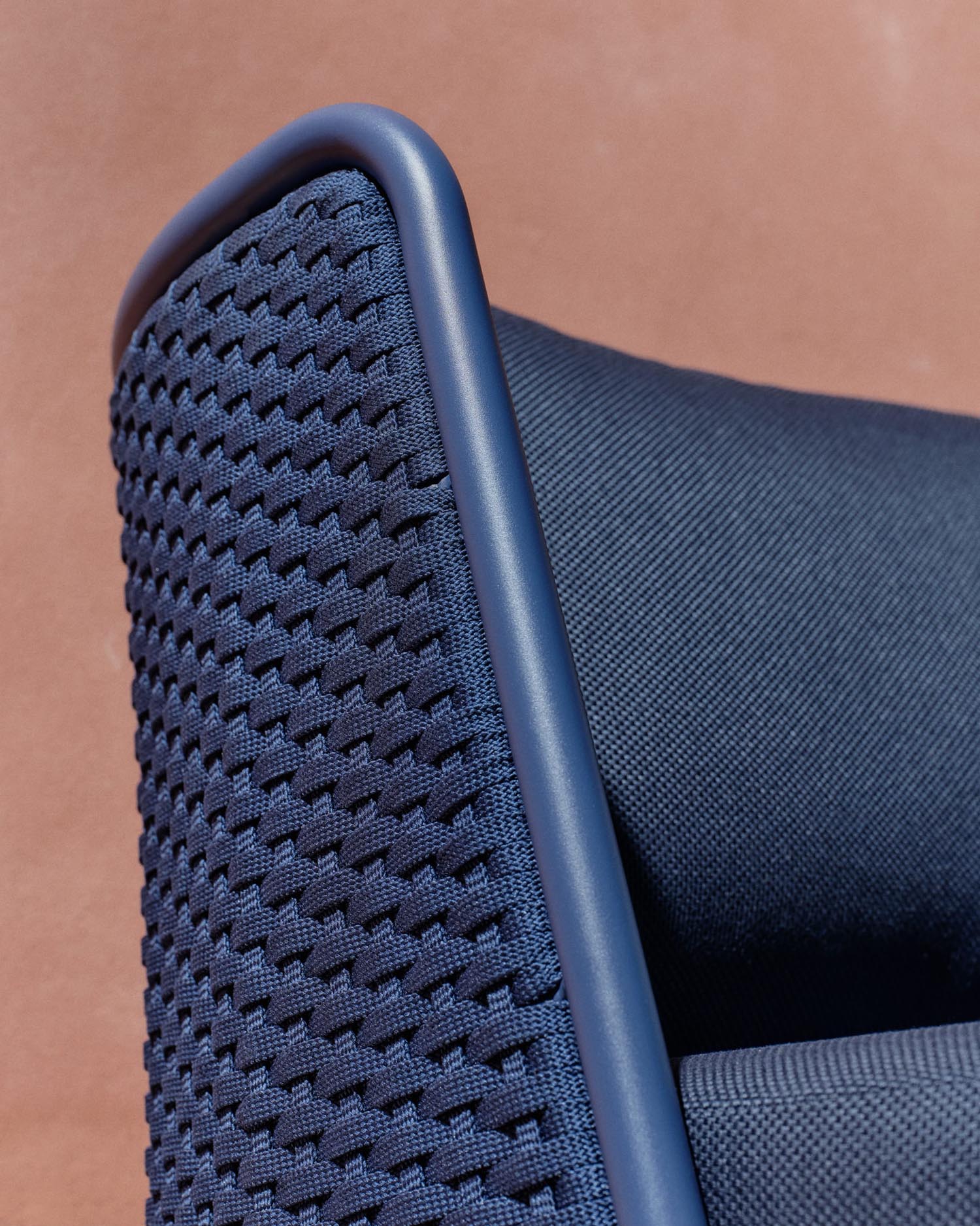 Moderner Outdoor-Sessel aus Aluminium mit blauem Seil, ideal für Terrasse oder Garten, von Kave Home.