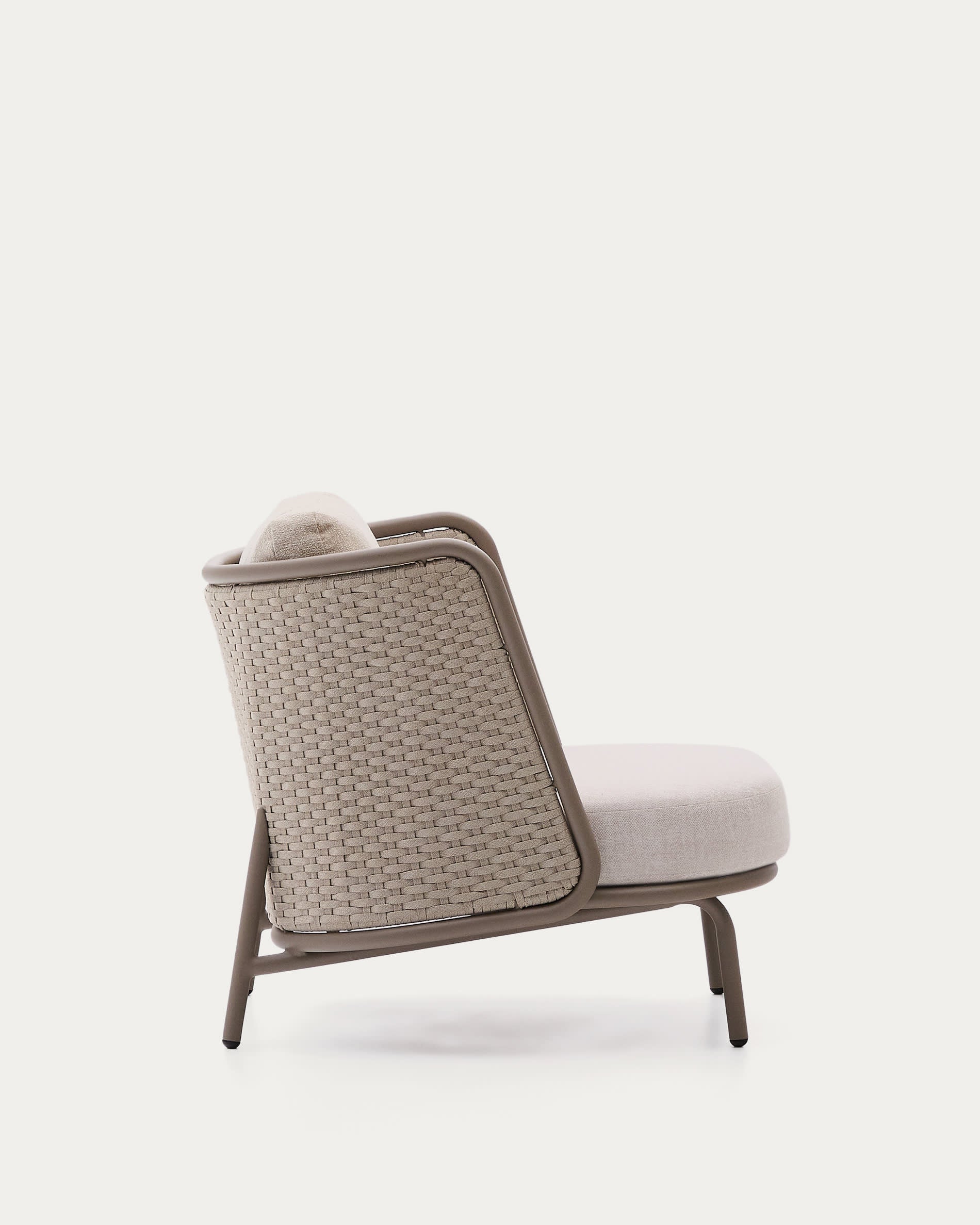 Eleganter Outdoor-Sessel aus Aluminium mit taupefarbenem Seil, perfekt für moderne Terrassen und komfortable Außenbereiche.