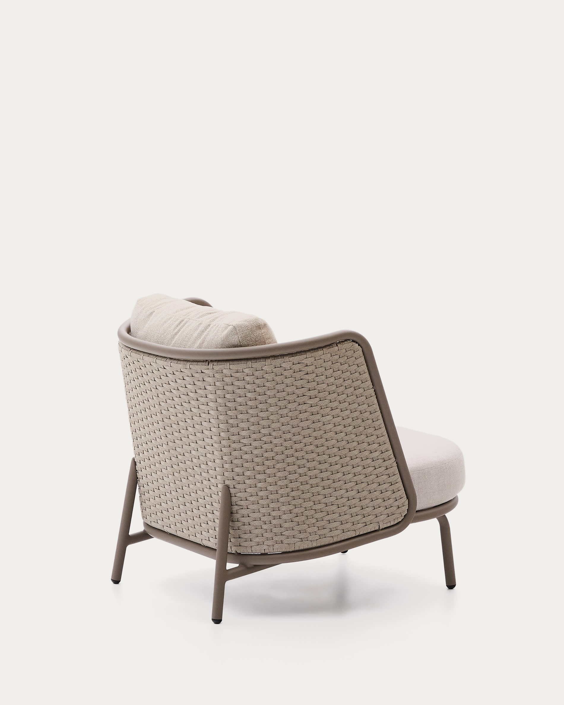 Moderner Outdoor-Sessel aus Aluminium und taupefarbenem Seil, ideal für stilvolle Terrassen und gemütliche Außenbereiche.
