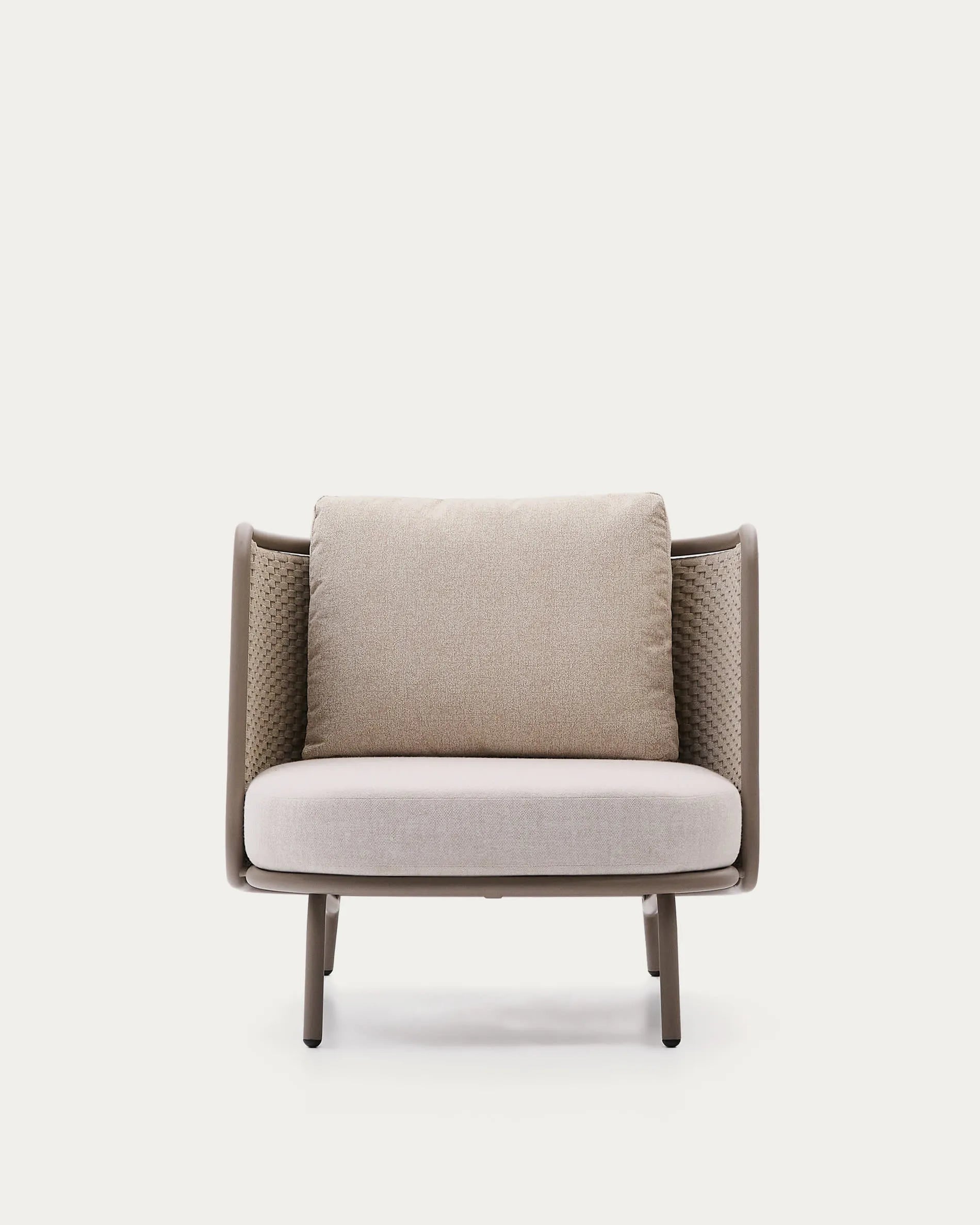 Eleganter Outdoor-Sessel aus Aluminium und Seil, bietet Komfort und Stil für jeden Außenbereich.