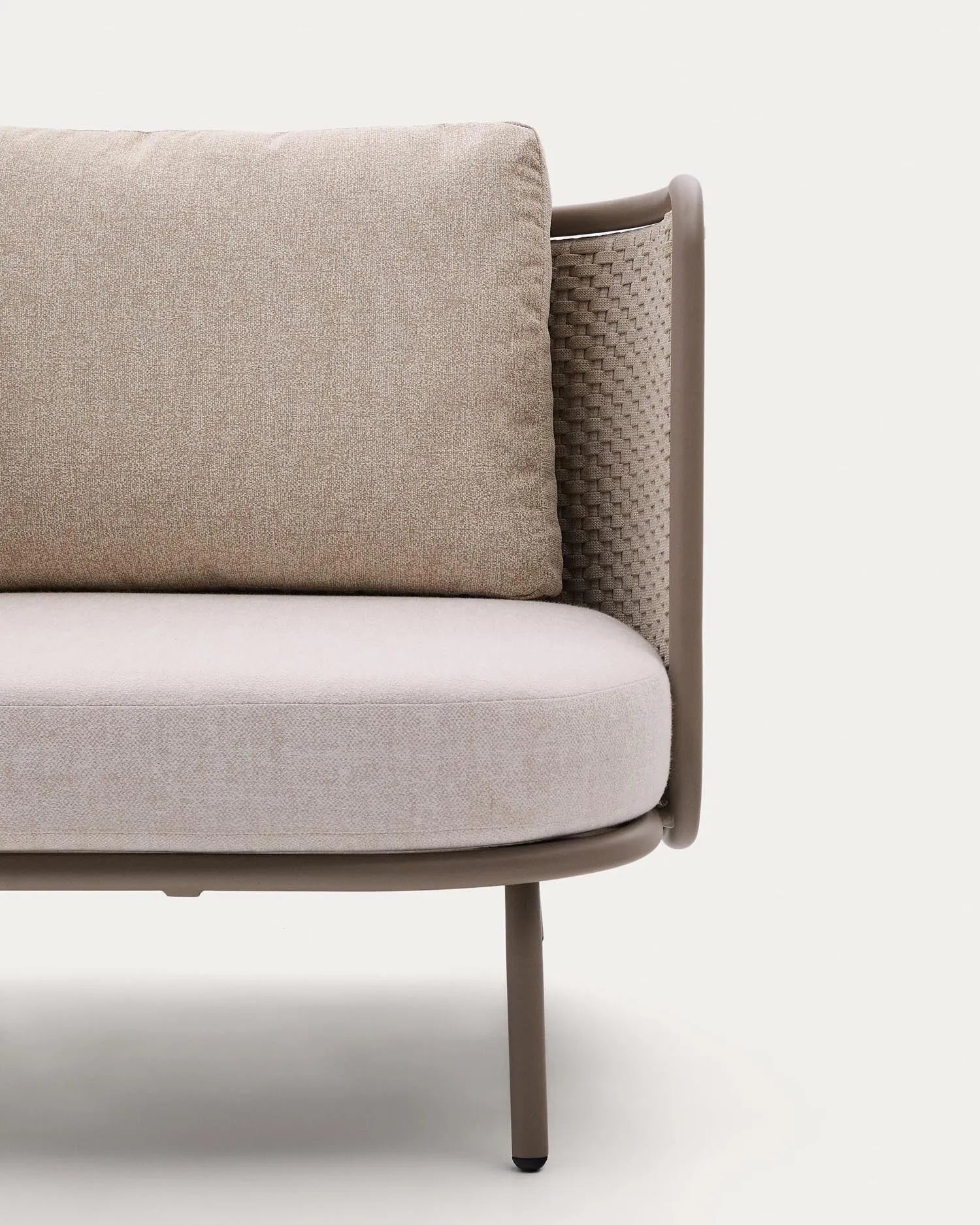 Eleganter Outdoor-Sessel aus Aluminium und Seil, bietet Komfort und Stil für jeden Außenbereich.