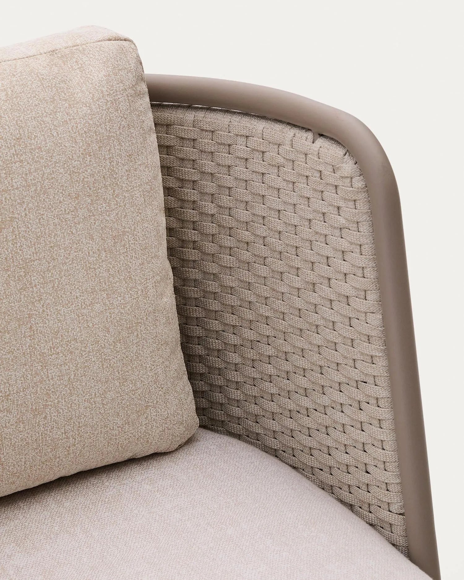 Moderner Outdoor-Sessel aus Aluminium mit taupefarbenem Seil, ideal für stilvolle Terrassen und gemütliche Außenbereiche.