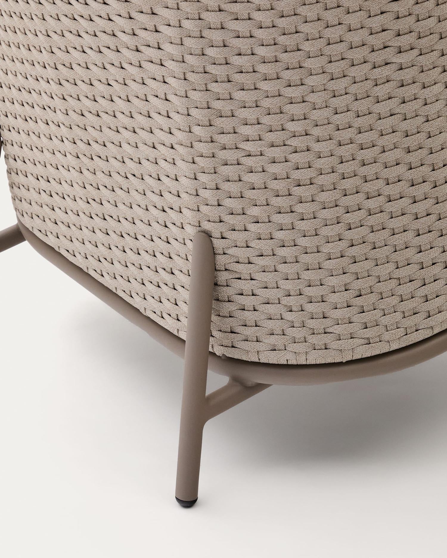 Eleganter Outdoor-Sessel aus Aluminium mit taupefarbenem Seil, perfekt für moderne Terrassen und komfortable Außenbereiche.