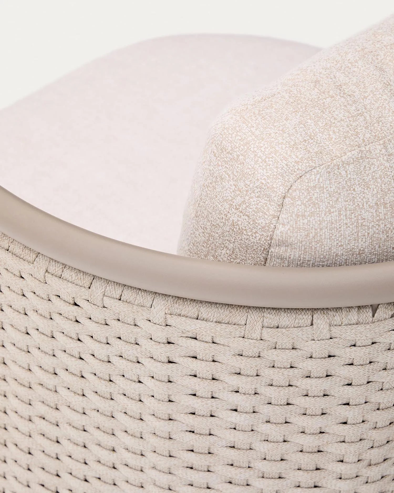 Eleganter Outdoor-Sessel aus Aluminium und Seil, bietet Komfort und Stil für jeden Außenbereich.